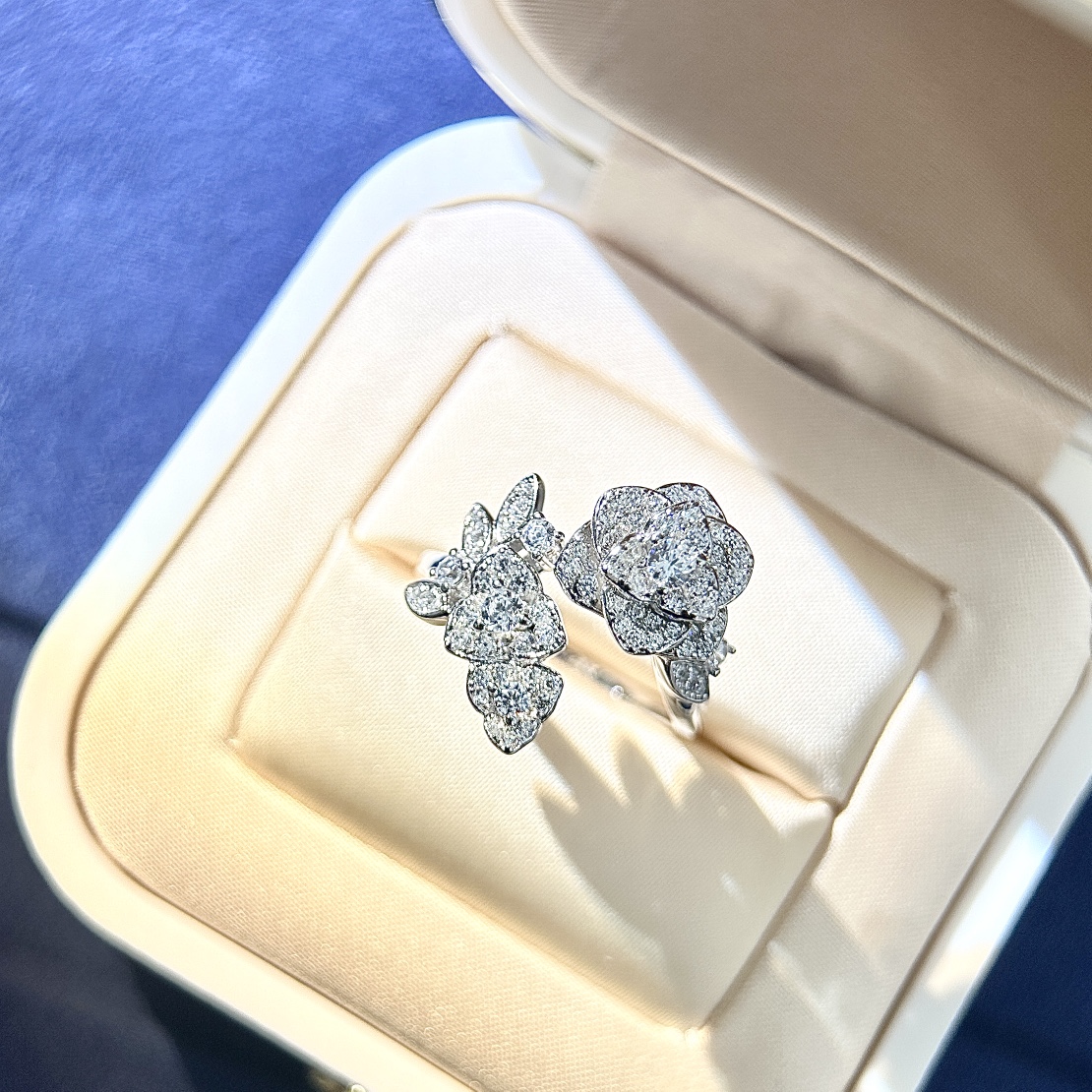 
A2990 👑 新款 山茶花 开口戒指 大方气质又不失优雅 S925纯银 怎么搭怎么美 做工精致 层叠