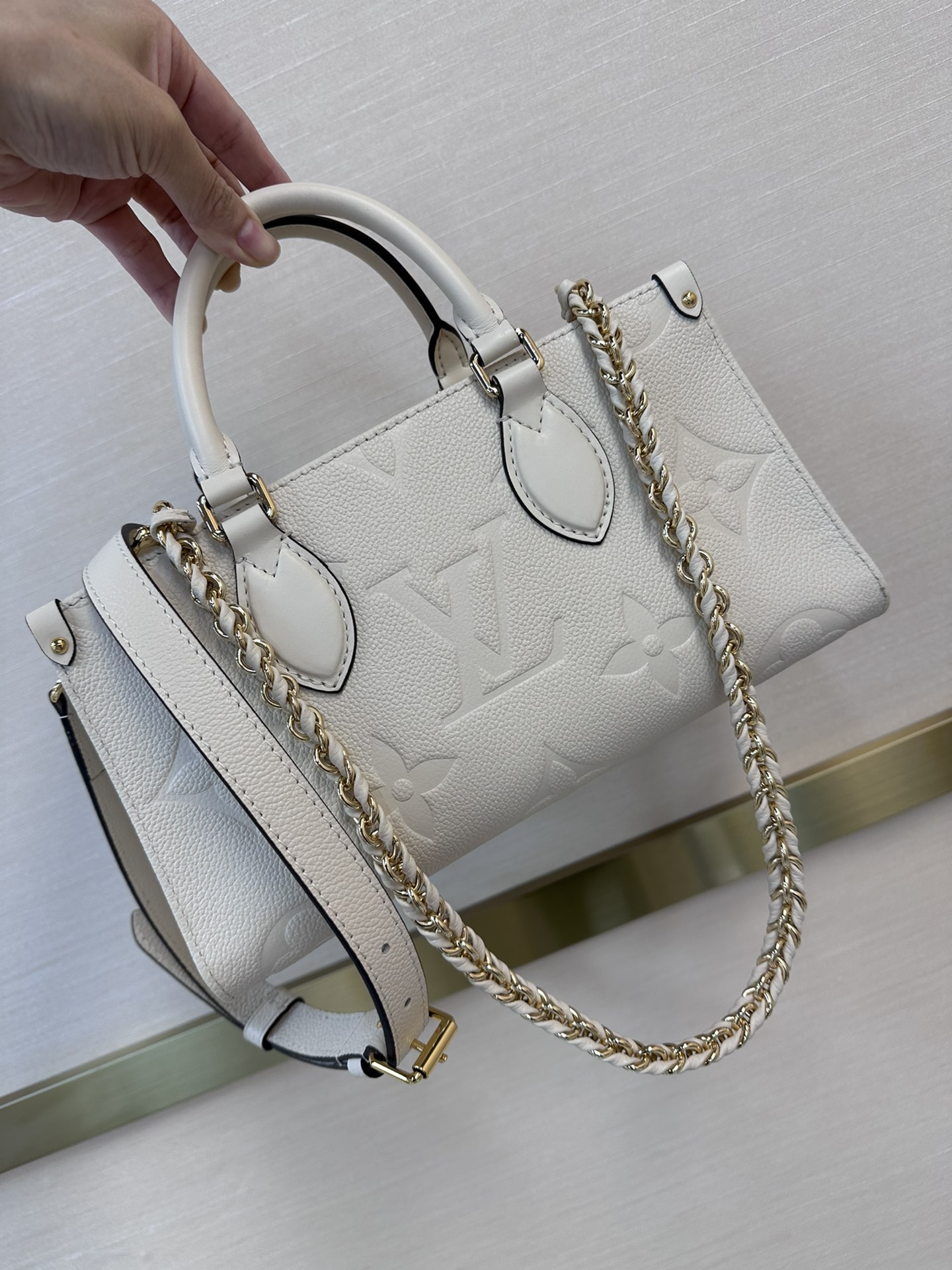 Sac LV Onthego East West Monogram Empreinte cuir Giant Monogram embossé poignée supérieure bandoulière chaîne amovible - qualité supérieure