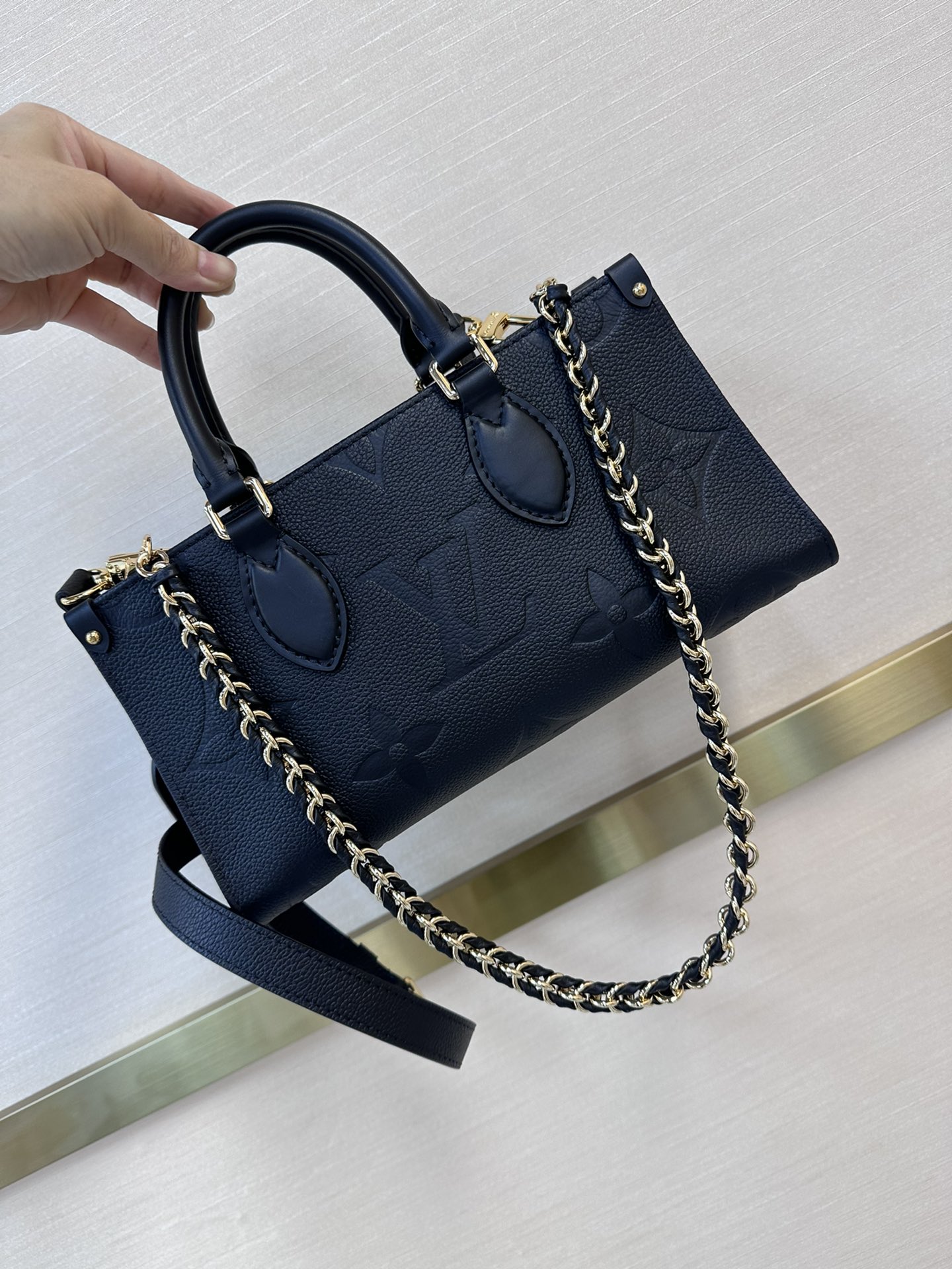 Sac LV Onthego East West Monogram Empreinte cuir Giant Monogram embossé poignée supérieure bandoulière chaîne amovible - qualité supérieure