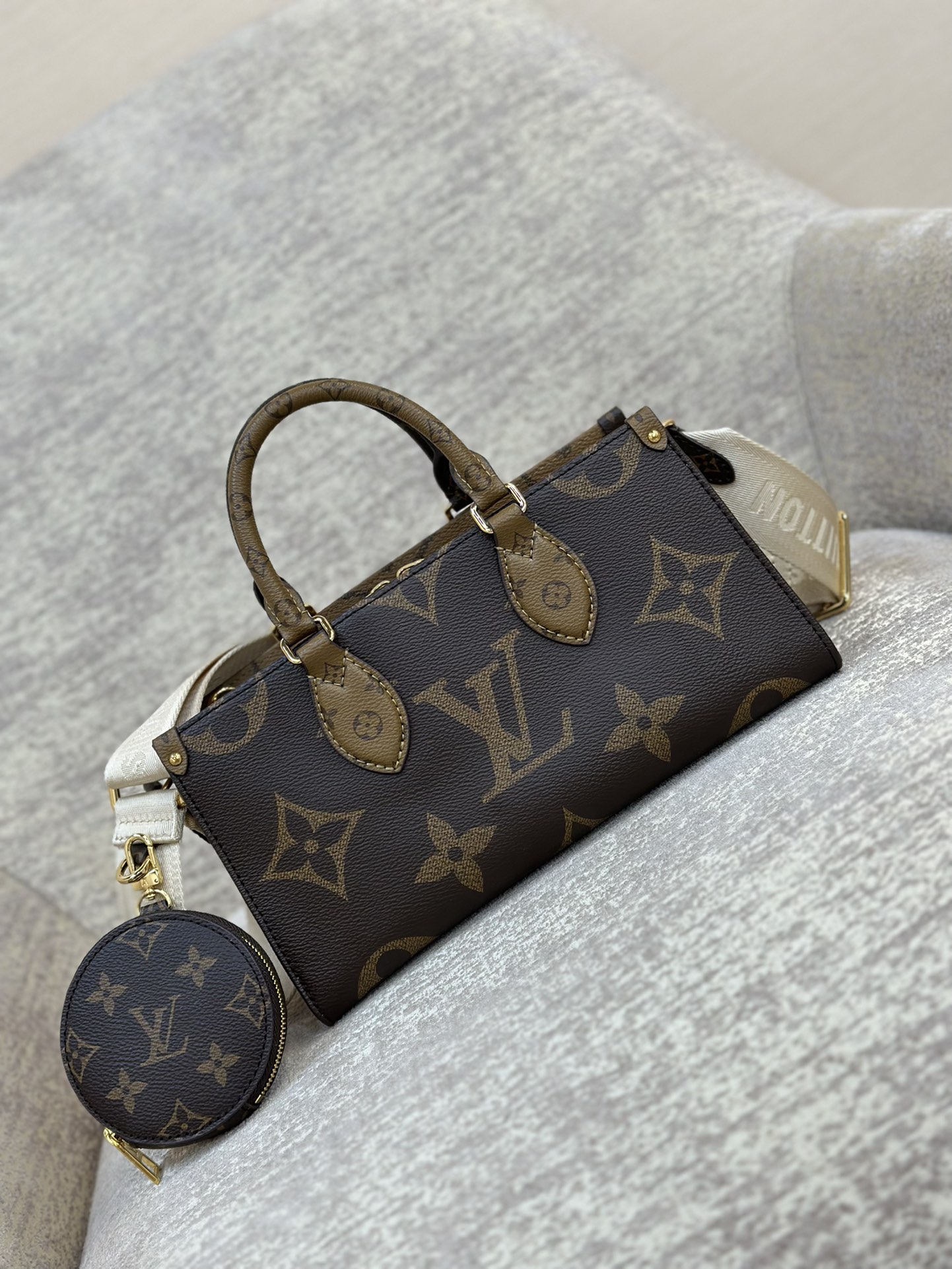LV Onthego East West handtas Monogram Giant canvas met afneembaar muntzakje, bovenhandvat en brede schouderband - topkwaliteit