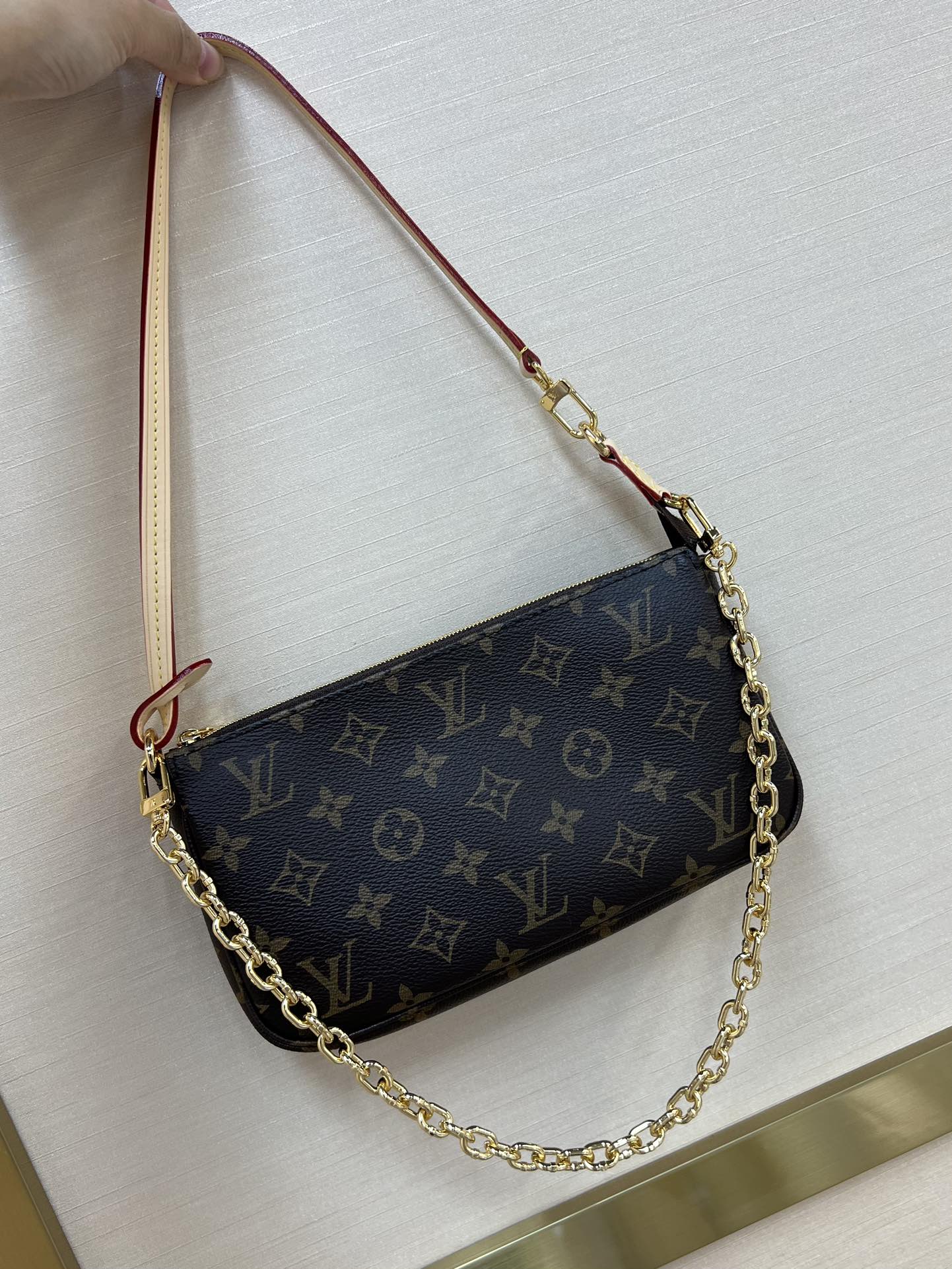 LV Pochette Accessoires sac Monogram toile poche zippée compartiment porte-cartes bandoulière en cuir amovible chaîne épaule bandoulière - qualité supérieure