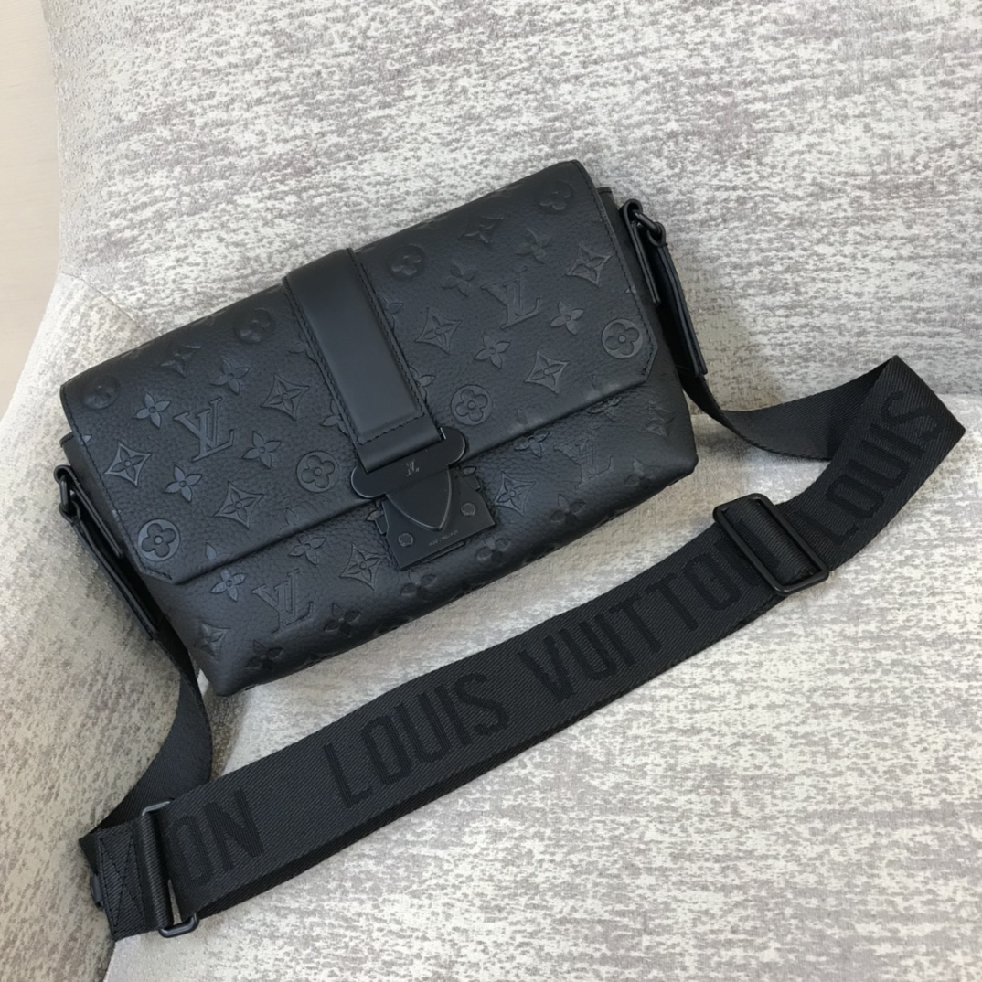 Sacoche LV S-Cape Monogram embossé en cuir Taurillon, fermoir S-lock, bandoulière jacquard large et réglable, porté épaule ou en bandoulière - Qualité supérieure