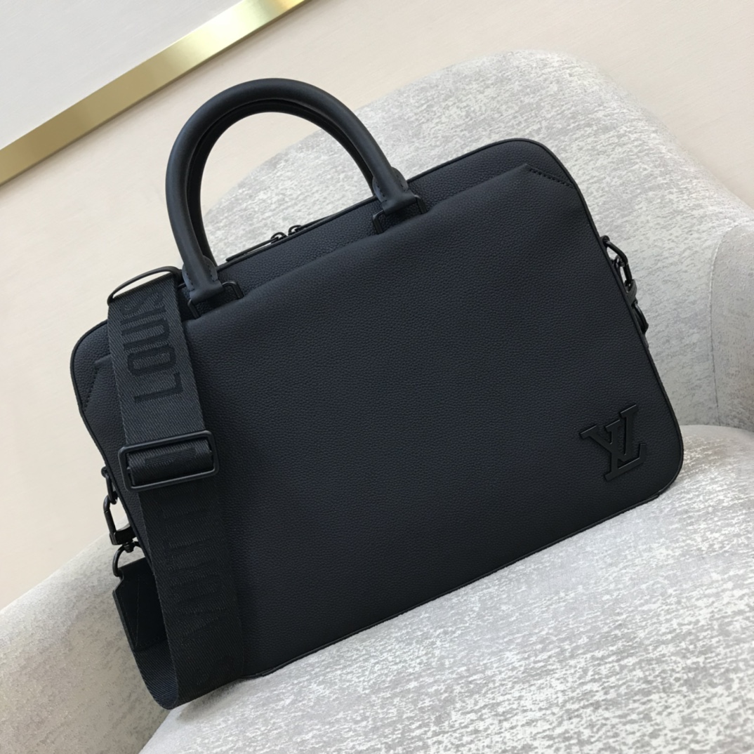 LV Slim NV ブリーフケース Taïgaレザー 補強コーナー メタルLVイニシャル ノートパソコン用コンパートメント 取り外し可能ショルダーストラップ 手提げ斜めがけ-トップクオリティ