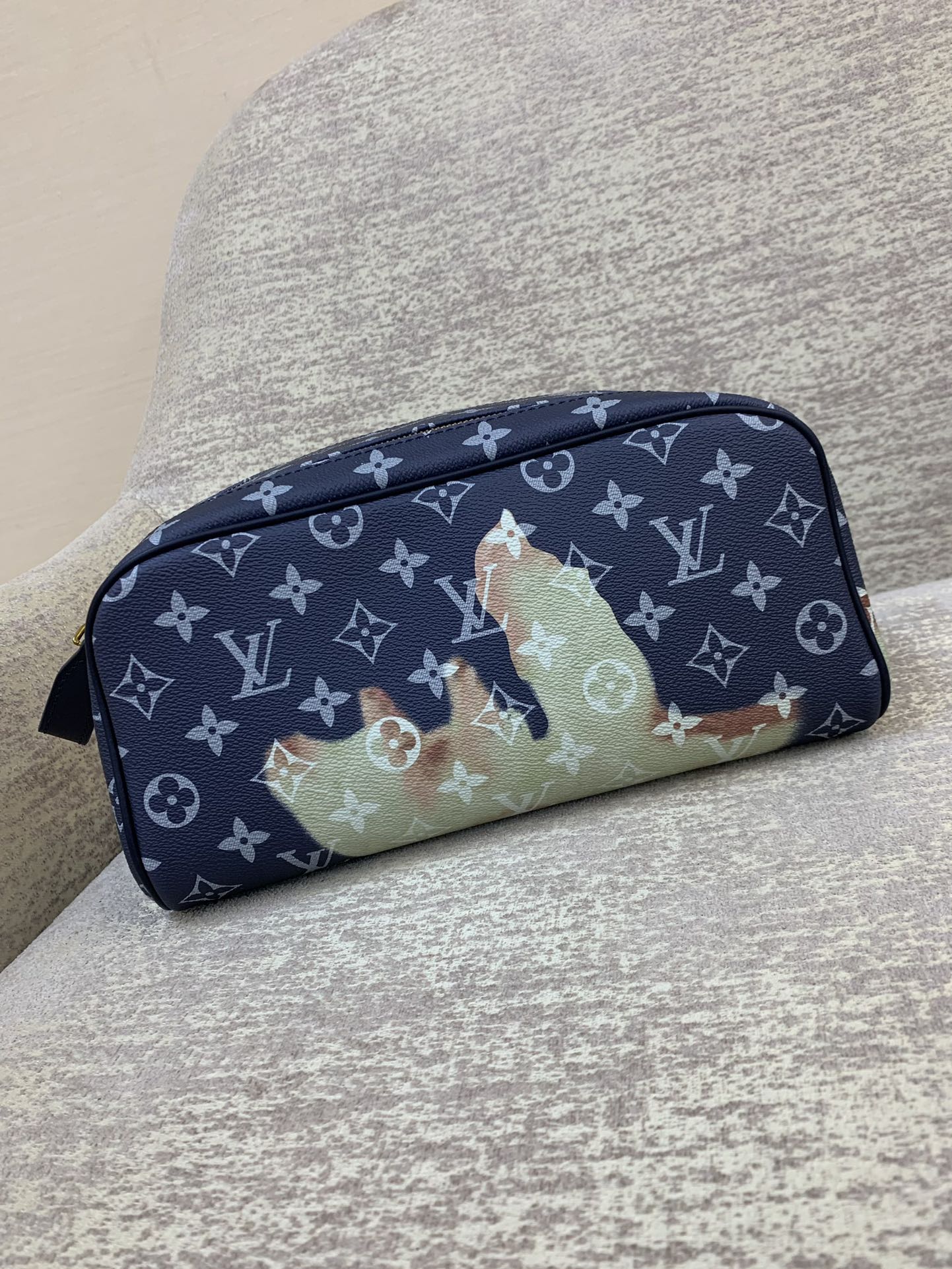 LV ドップキット トイレタリーポーチ Monogram Bleach プリント 焚き火テーマ 洗える内張り ワイド開口 トラベル収納-トップクオリティ