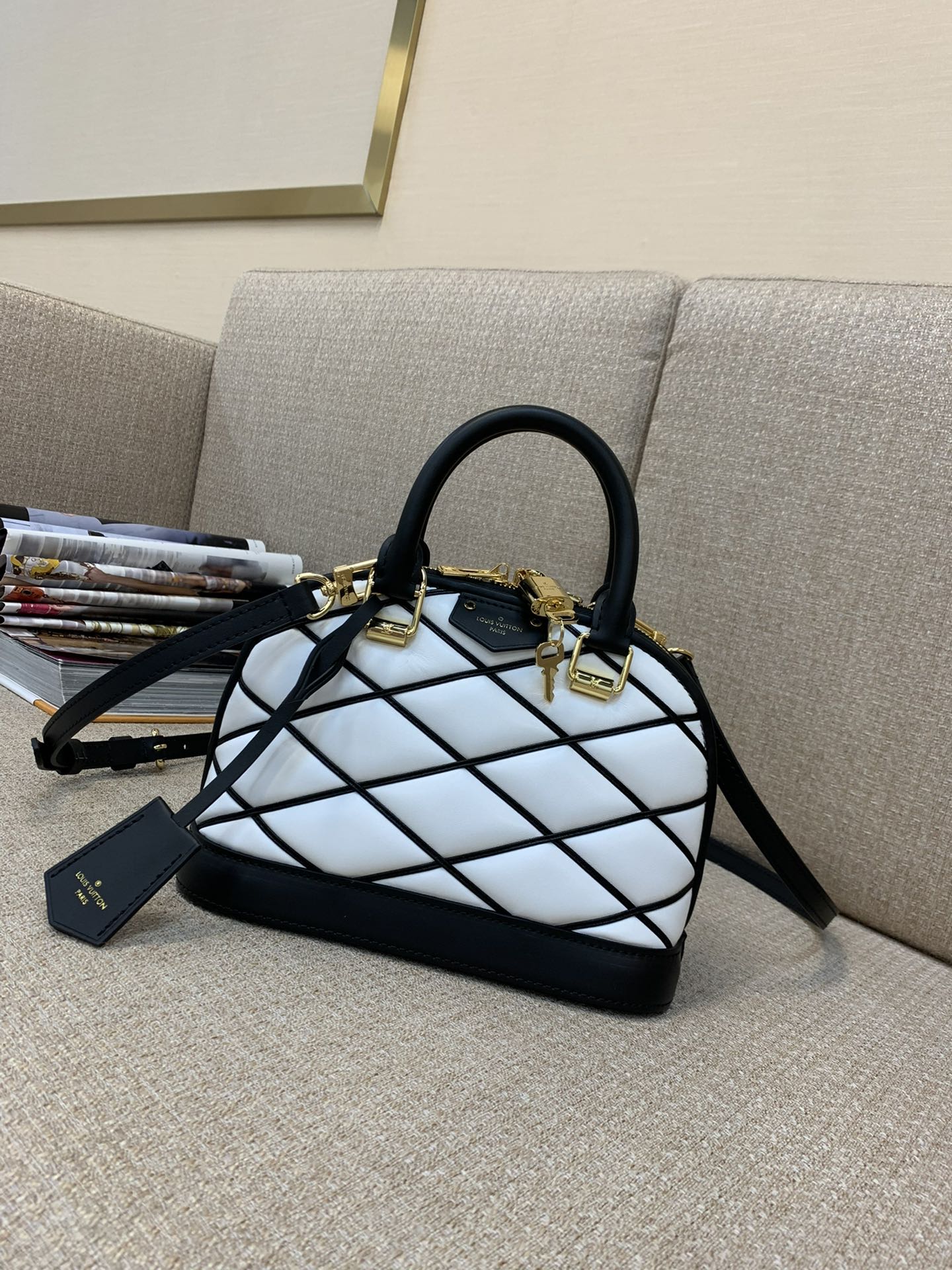 LV Alma BB 핸드백 패딩 양가죽 베이킹 효과 탑 핸들 탈착 가능 숄더 스트랩 자물쇠 키 케이스 토트 크로스백 - 최상급 품질