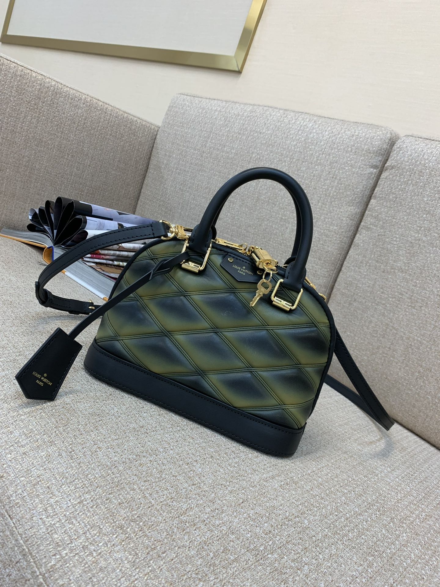 LV Alma BB 핸드백 패딩 양가죽 베이킹 효과 탑 핸들 탈착식 숄더 스트랩 자물쇠 키 파우치 토트 크로스백 - 최상급 품질