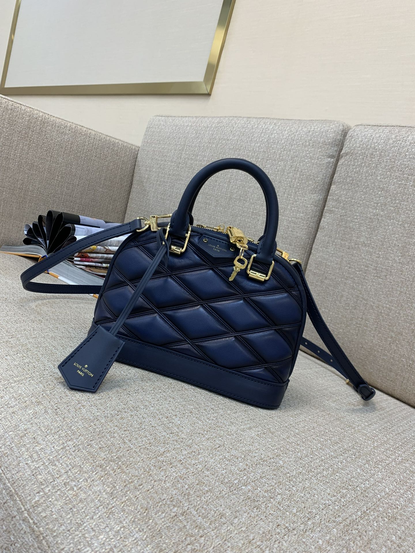 LV Alma BB 핸드백 패딩 양가죽 베이킹 효과 탑 핸들 탈착식 숄더 스트랩 자물쇠 키 파우치 토트 크로스백 - 최상급 품질