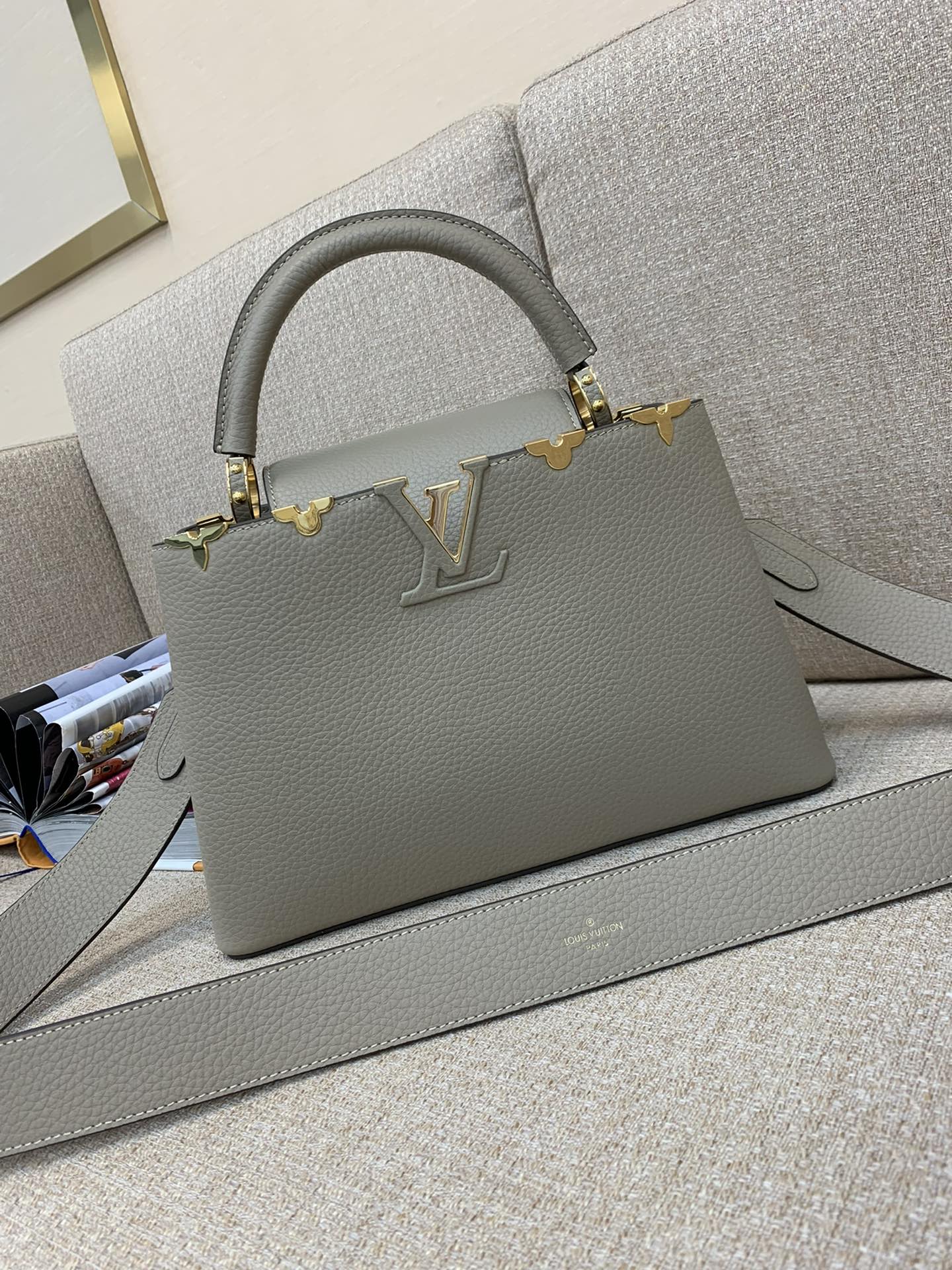 Sac à main LV Capucines taille moyenne, chaîne tressée, cadenas Monogram émaillé, cuir bicolore, porté main ou épaule - qualité supérieure