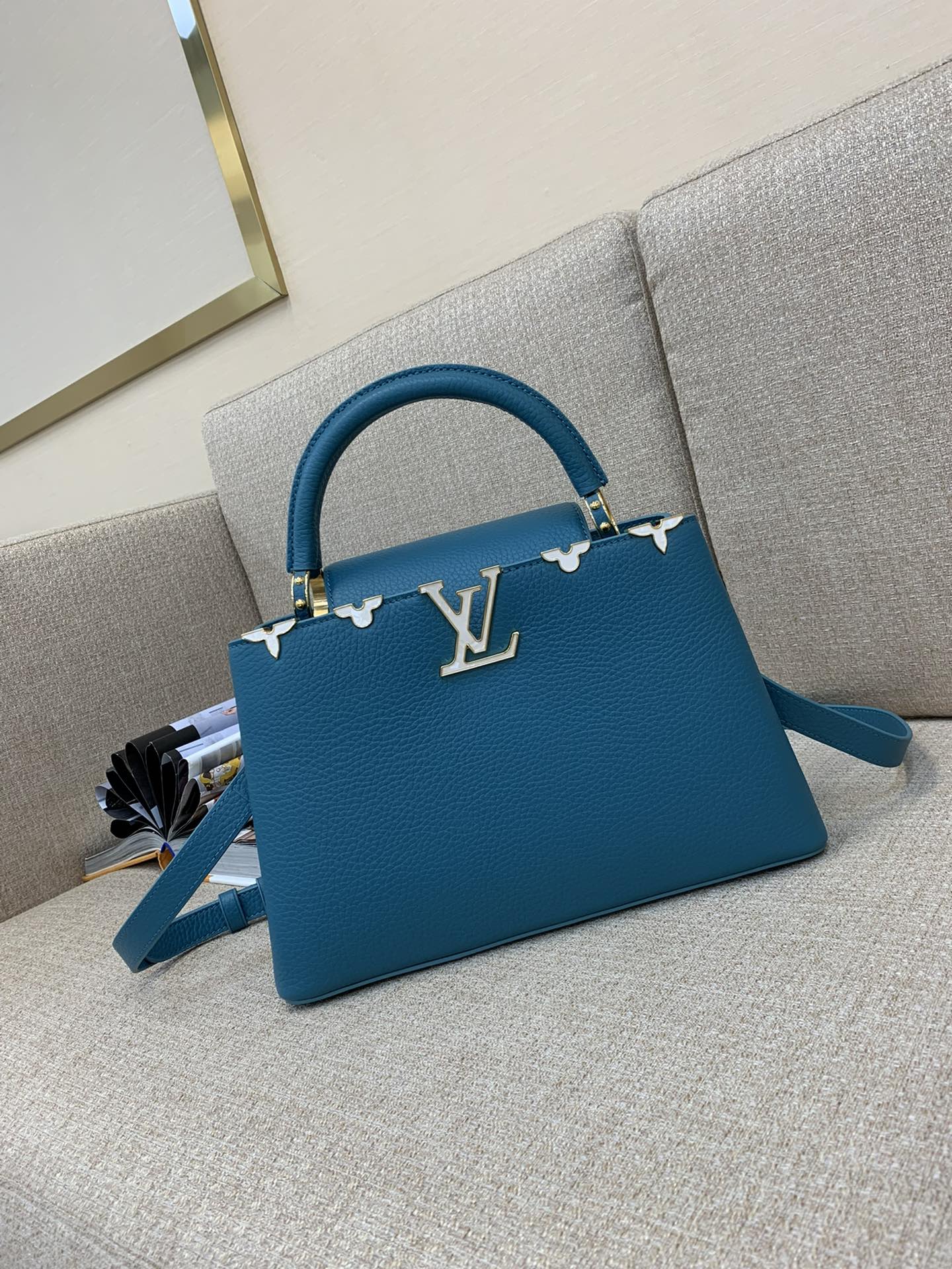 Sac à main LV Capucines taille moyenne, chaîne tressée, cadenas Monogram émaillé, cuir bicolore, porté main ou épaule - qualité supérieure