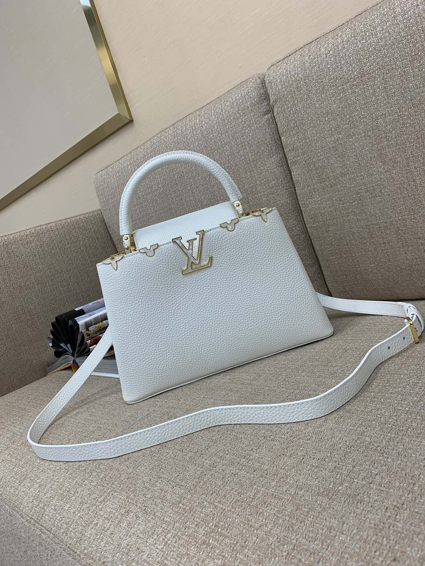 Sac à main LV Capucines taille moyenne, chaîne tressée, cadenas Monogram émaillé, cuir bicolore, porté main ou épaule - qualité supérieure
