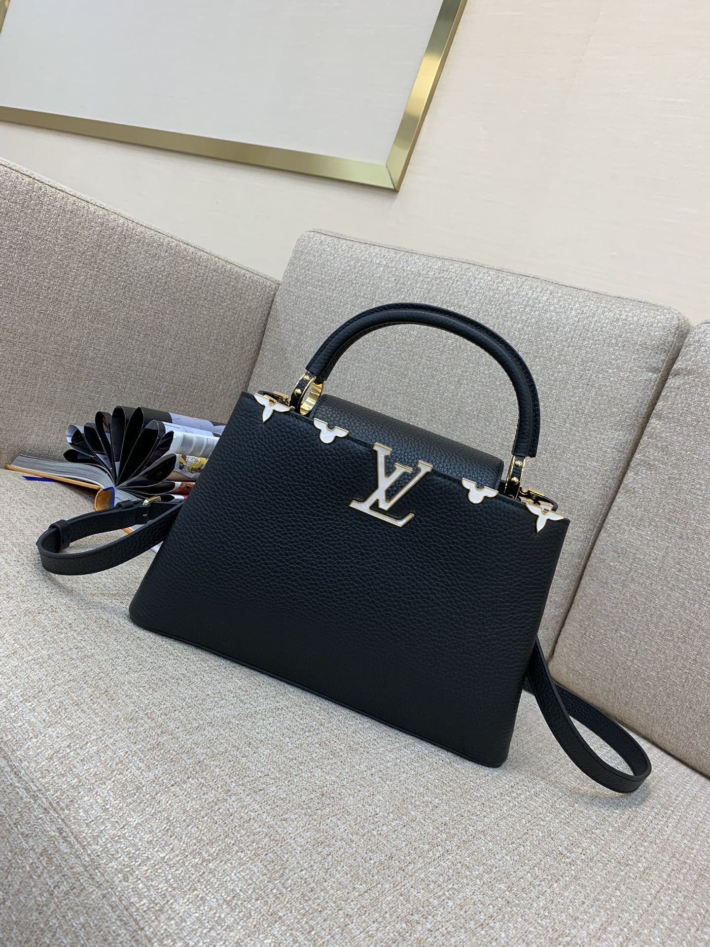Sac à main LV Capucines moyen, chaîne tressée, cadenas Monogram émaillé, cuir bicolore, porté main ou épaule - qualité supérieure