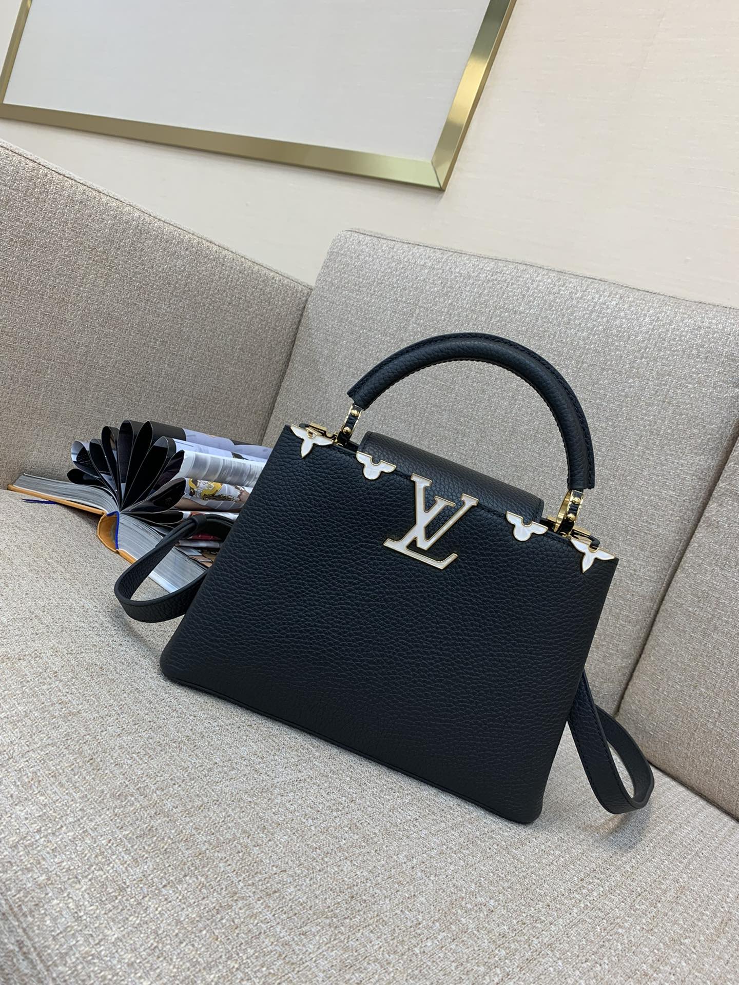 LV Capucines BBハンドバッグ 編み込みチェーン エナメルMonogram パドロック コンビカラー皮革 ハンドバッグ・斜め掛け-トップクオリティ
