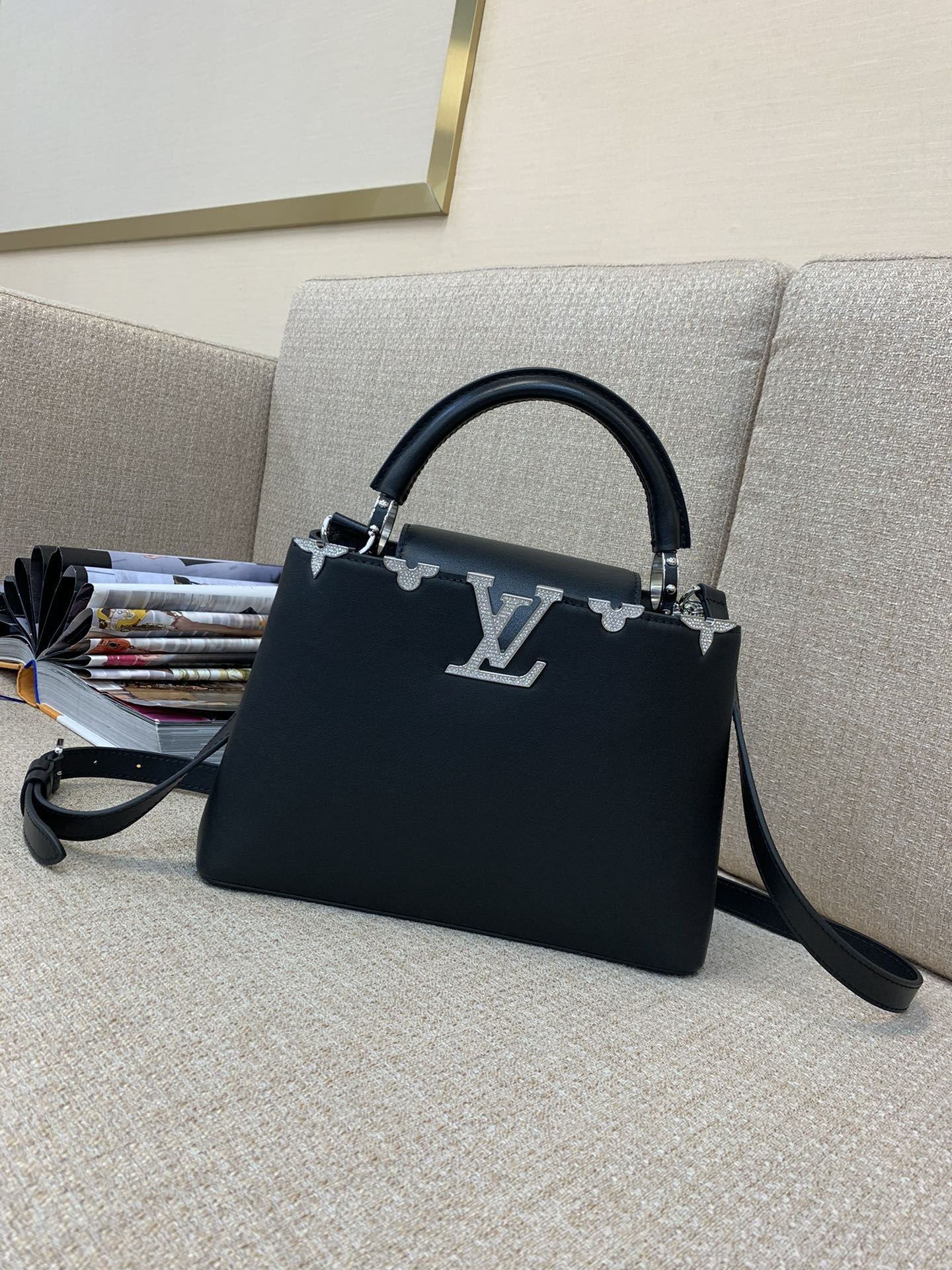 LV Capucines BBハンドバッグ 編み込みチェーン エナメルMonogram パドロック コンビカラー皮革 ハンドバッグ・斜め掛け-トップクオリティ