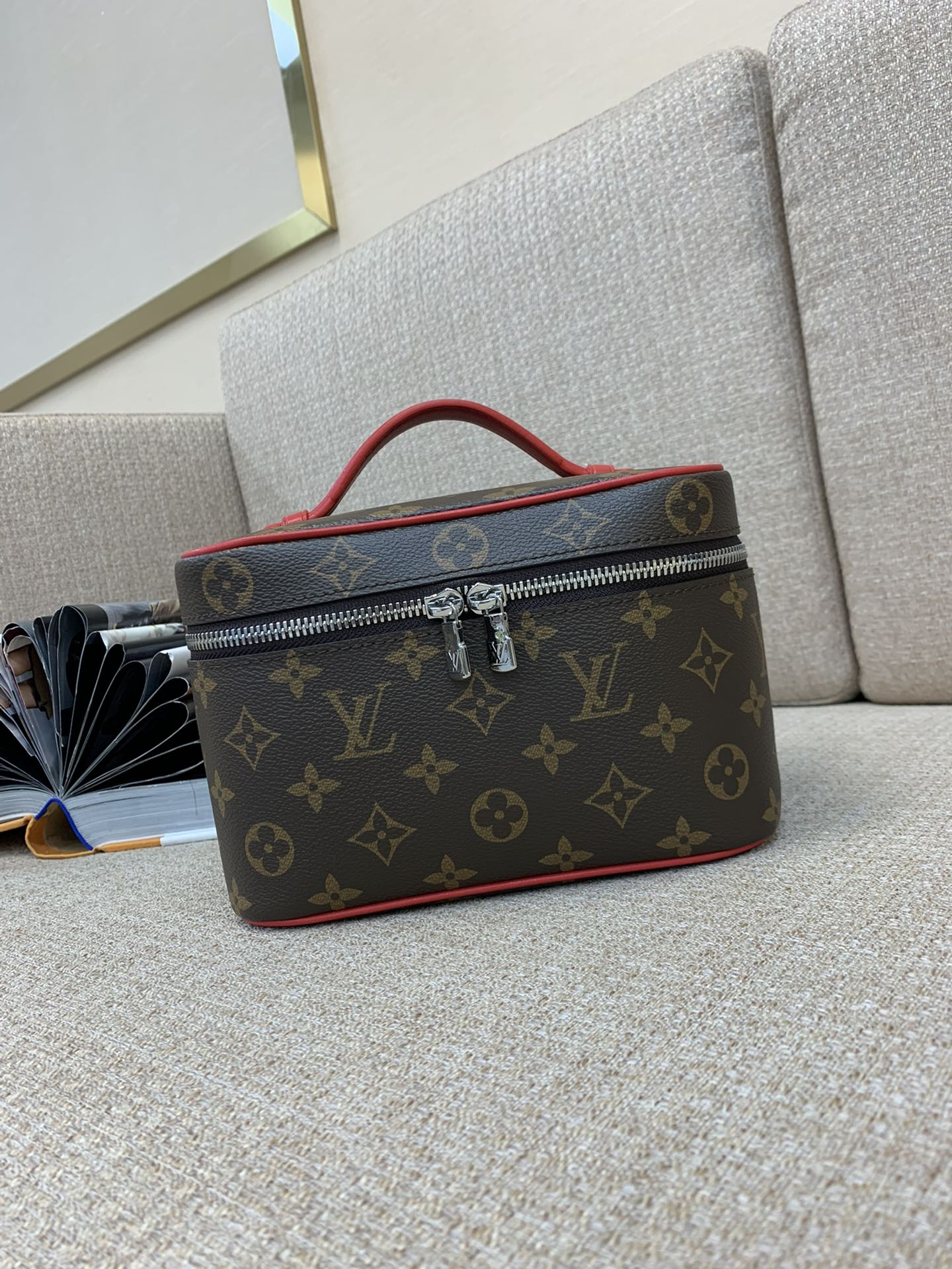 LV Nice 화장품 파우치 아이코닉 Nice 시리즈 플랩 숨겨진 지퍼 포켓 뷰티 수납 핸드헬드 - 최상급 품질
