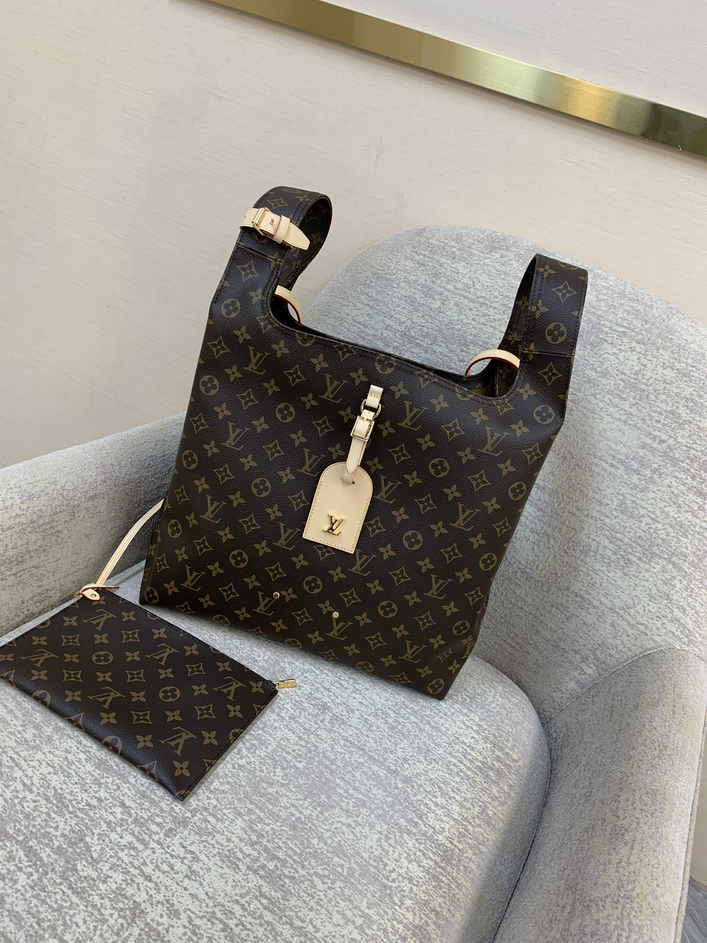 LV Atlantis grand sac Monogram toile, forme cabas, plaque nominative LV, poche intérieure zippée, bandoulière réglable, porté épaule ou crossbody - qualité supérieure