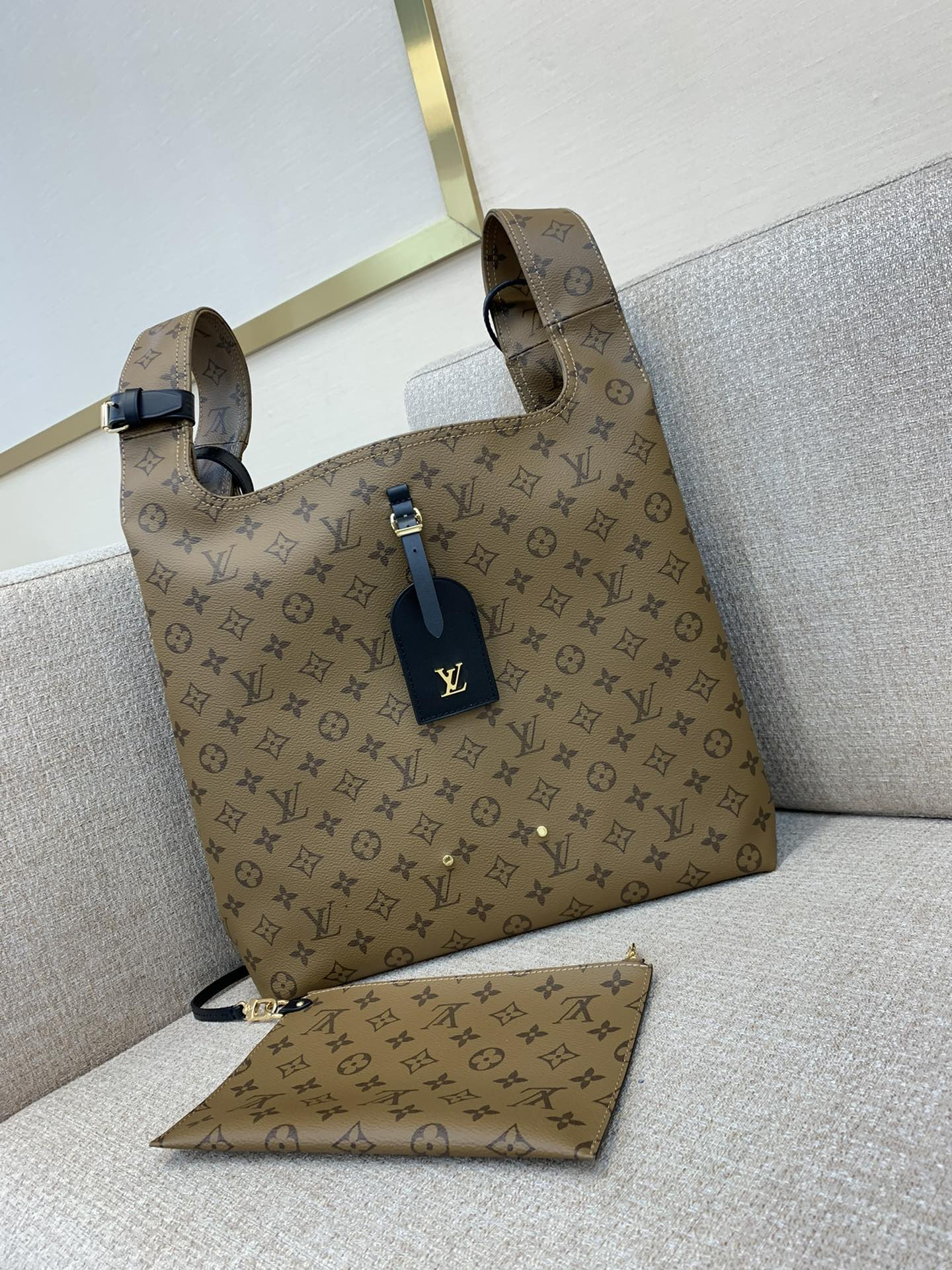 Sac de shopping LV Atlantis grand modèle en toile Monogram, format cabas, plaque nominative LV, poche intérieure zippée, bandoulière réglable, porté épaule ou crossbody - qualité supérieure