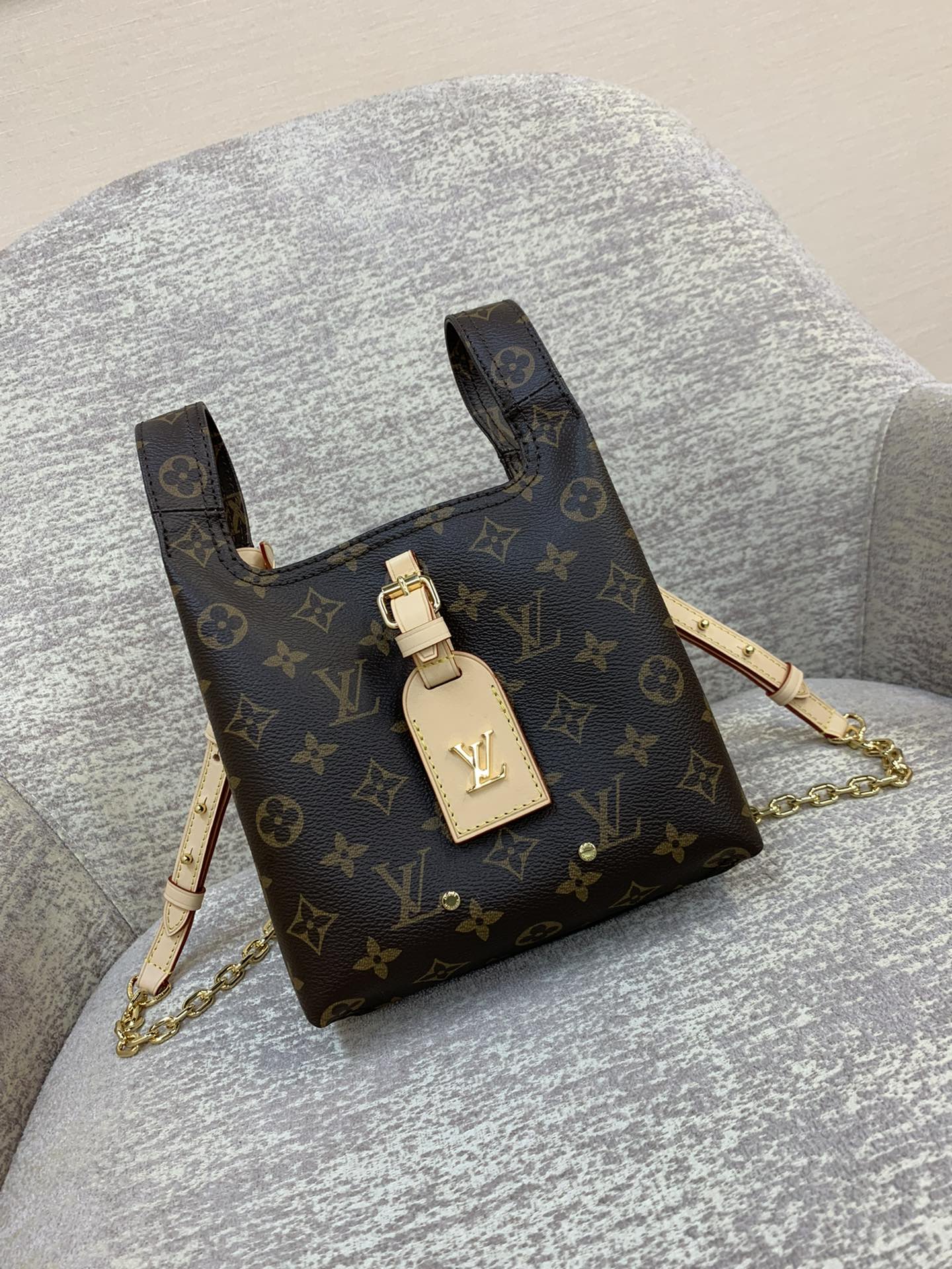 Sac LV Atlantis BB Monogram Reverse toile, garnitures en cuir de veau, marque LV, bandoulière réglable, porté épaule ou travers - qualité supérieure