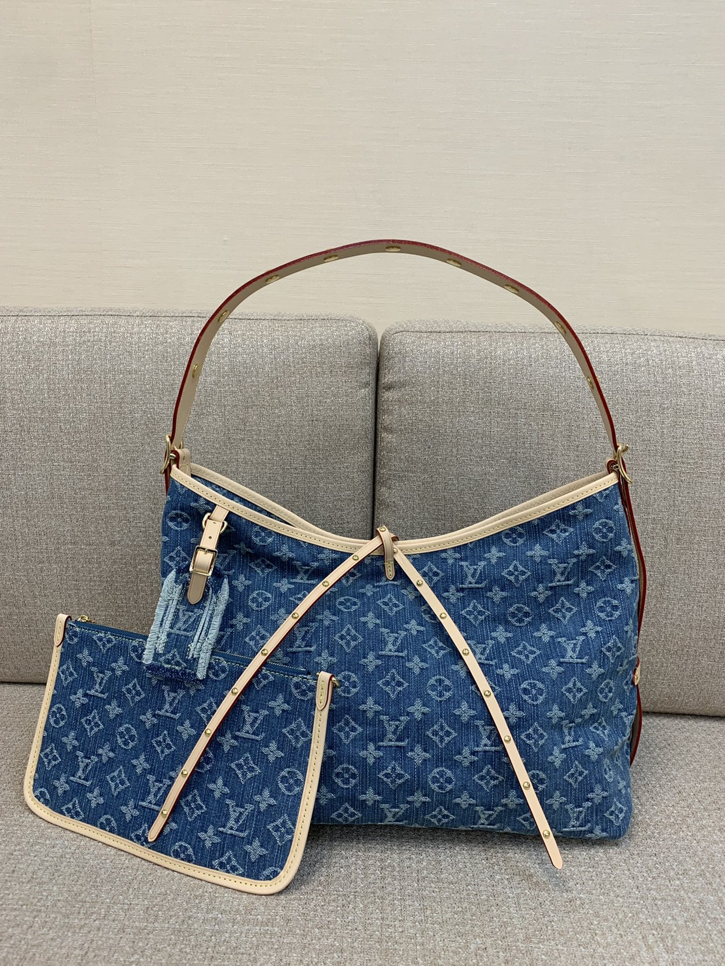 Sac CarryAll LV moyen en toile Monogram Denim, garnitures en cuir de veau, fermeture aimantée à cordon coulissant, bandoulière réglable - Qualité supérieure
