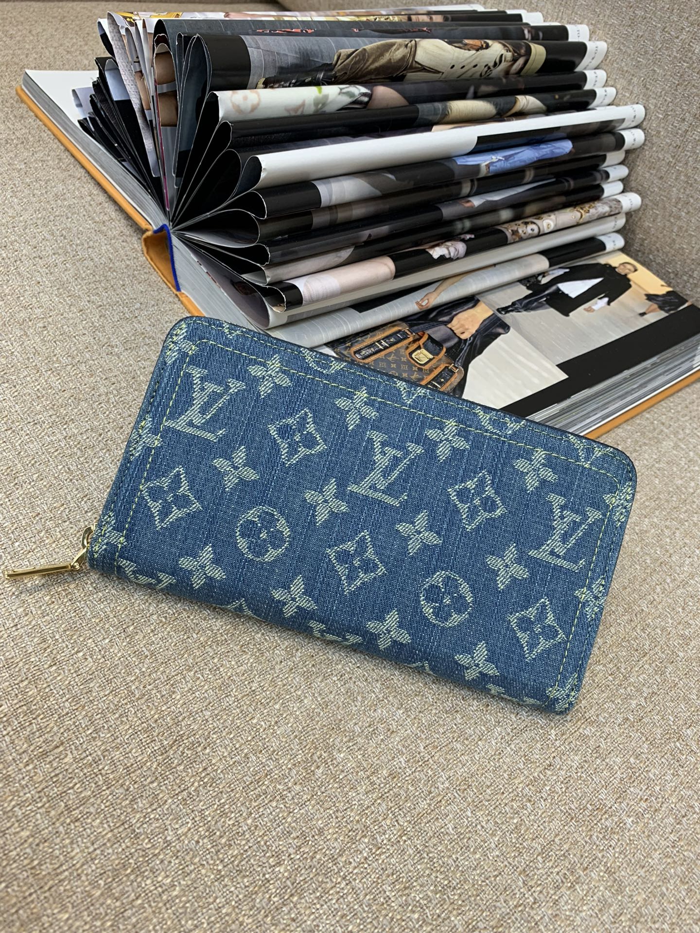Portefeuille long LV Zippy à fermeture éclair, denim jacquard Monogram, lavage à la pierre, bordures en cuir de vachette, multi-compartiments - Qualité supérieure