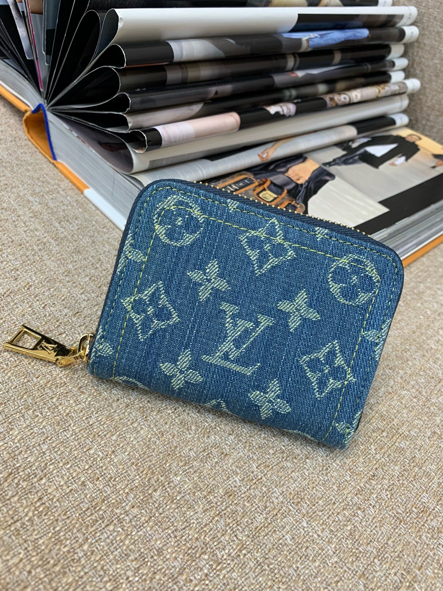 Portefeuille compact LV Zippy en denim jacquard Monogram, lavage à la pierre, garnitures en cuir de vachette, multi-compartiments, emplacements pour cartes - Qualité supérieure