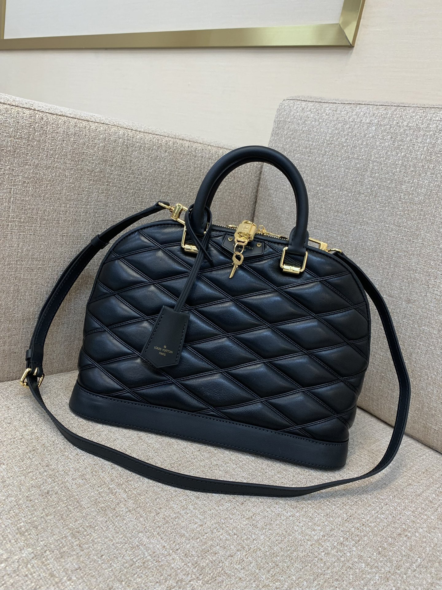 LV Nano Alma 핸드백 양가죽 퀼팅 Malletage 체인 핸들 탈착식 가죽 숄더 스트랩 미니 토트 크로스백 - 최상급 품질