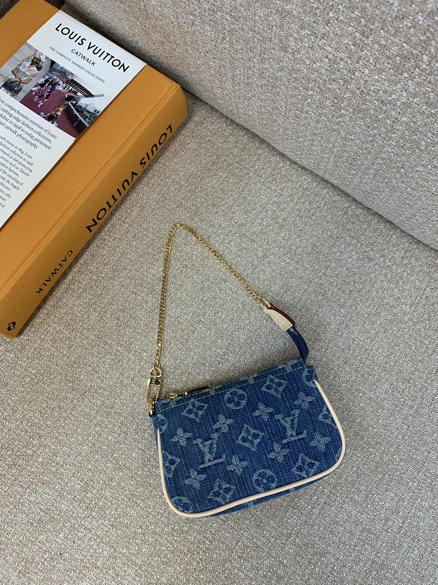 LV Mini Sac Pochette Monogram Jacquard Denim Lavage à la Pierre Chaîne Dorée - Qualité Supérieure