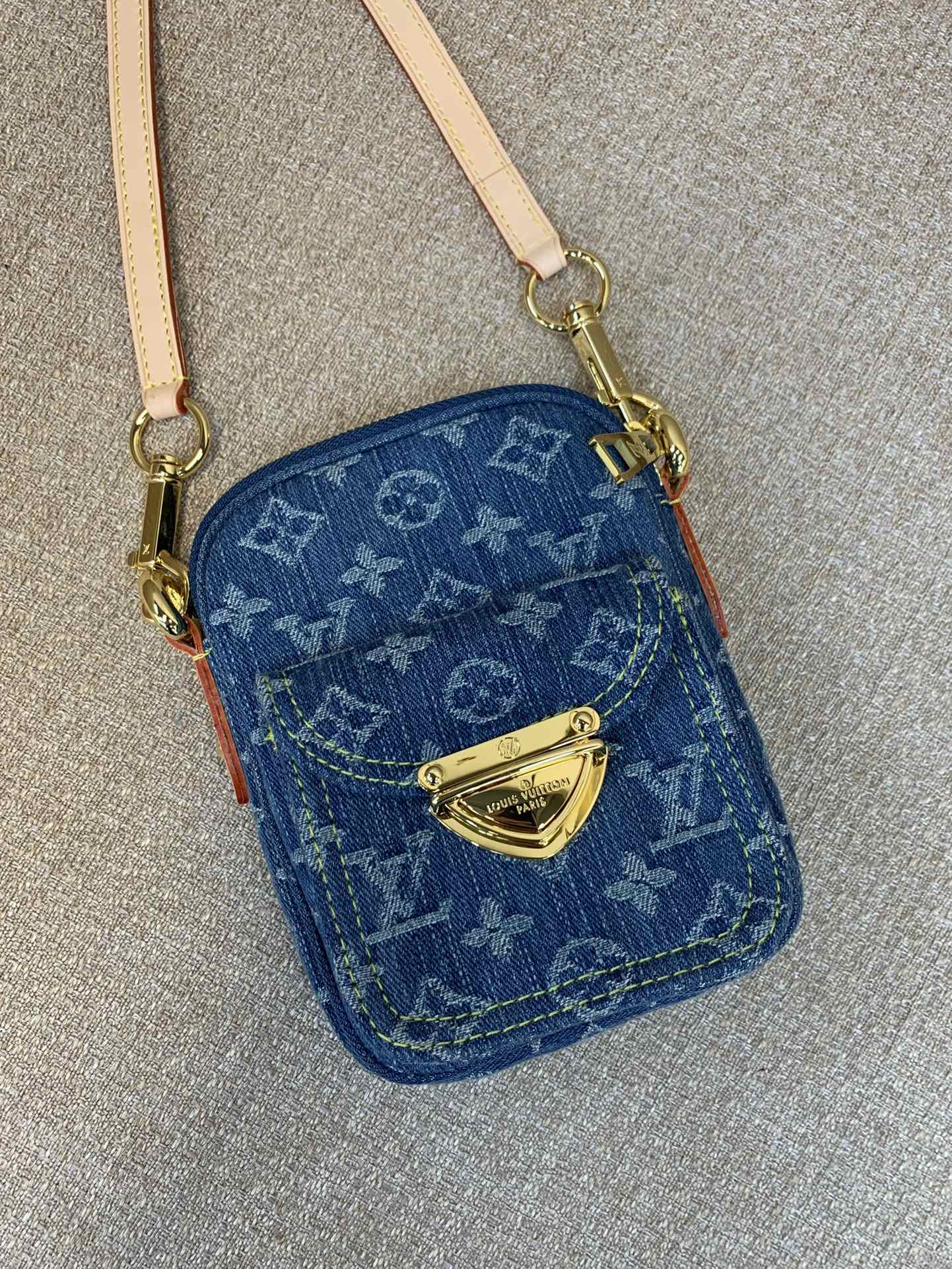 LV Fairfax Pochette клатч Monogram Denim прамытая джынсавая тканіна здымны скураны рэмень бліскаўка галоўнае аддзяленне пярэдняя кішэня на клямар - вышэйшая якасць