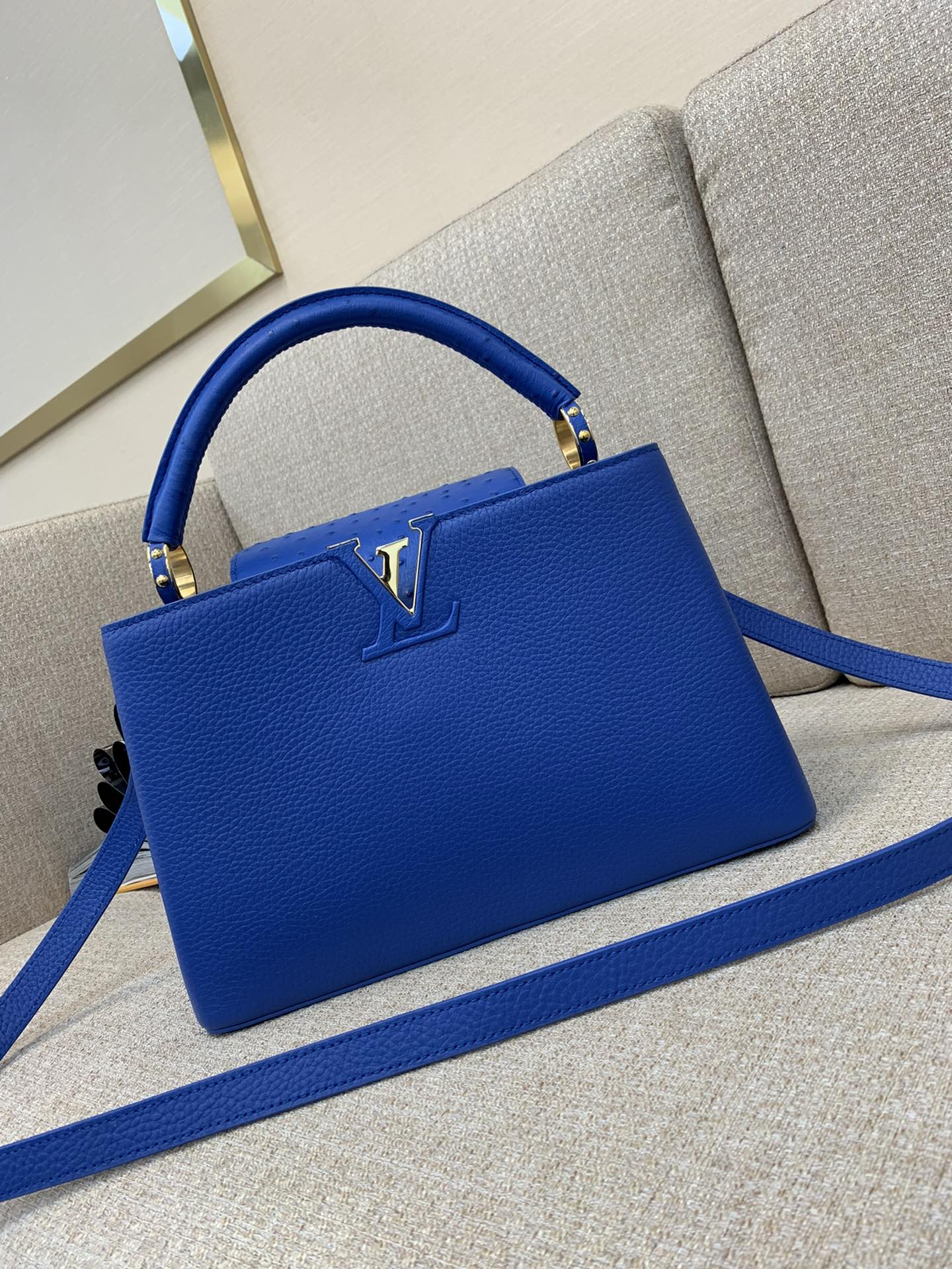 Sac à main LV Capucines moyen, chaîne tressée, cadenas Monogram émaillé, cuir bicolore, porté main ou épaule - qualité supérieure