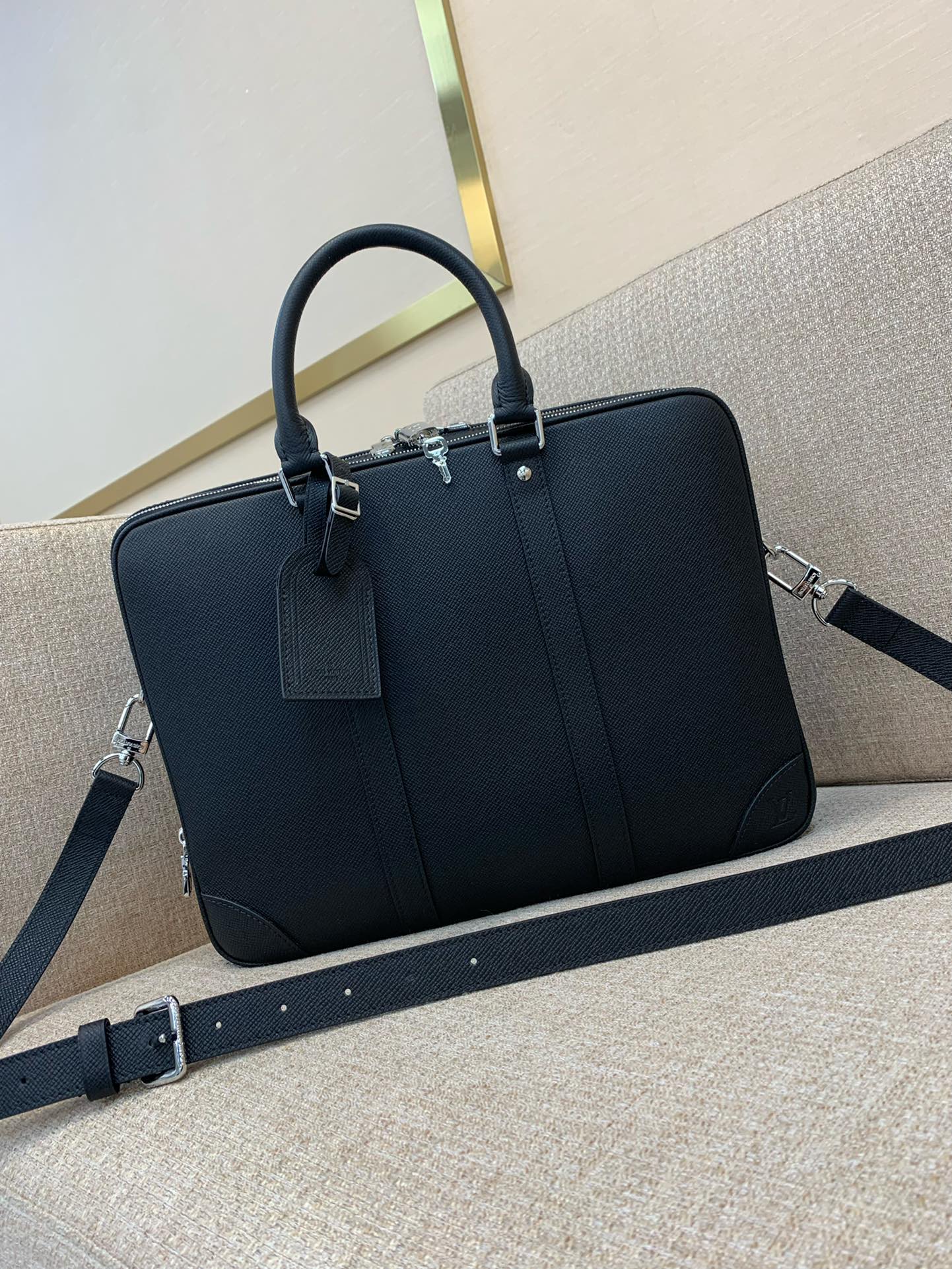 LV Slim NV ブリーフケース Taïgaレザー 補強コーナー メタルLVイニシャル ノートパソコン用コンパートメント 取り外し可能ショルダーストラップ ハンドバッグ斜めがけ-トップクオリティ
