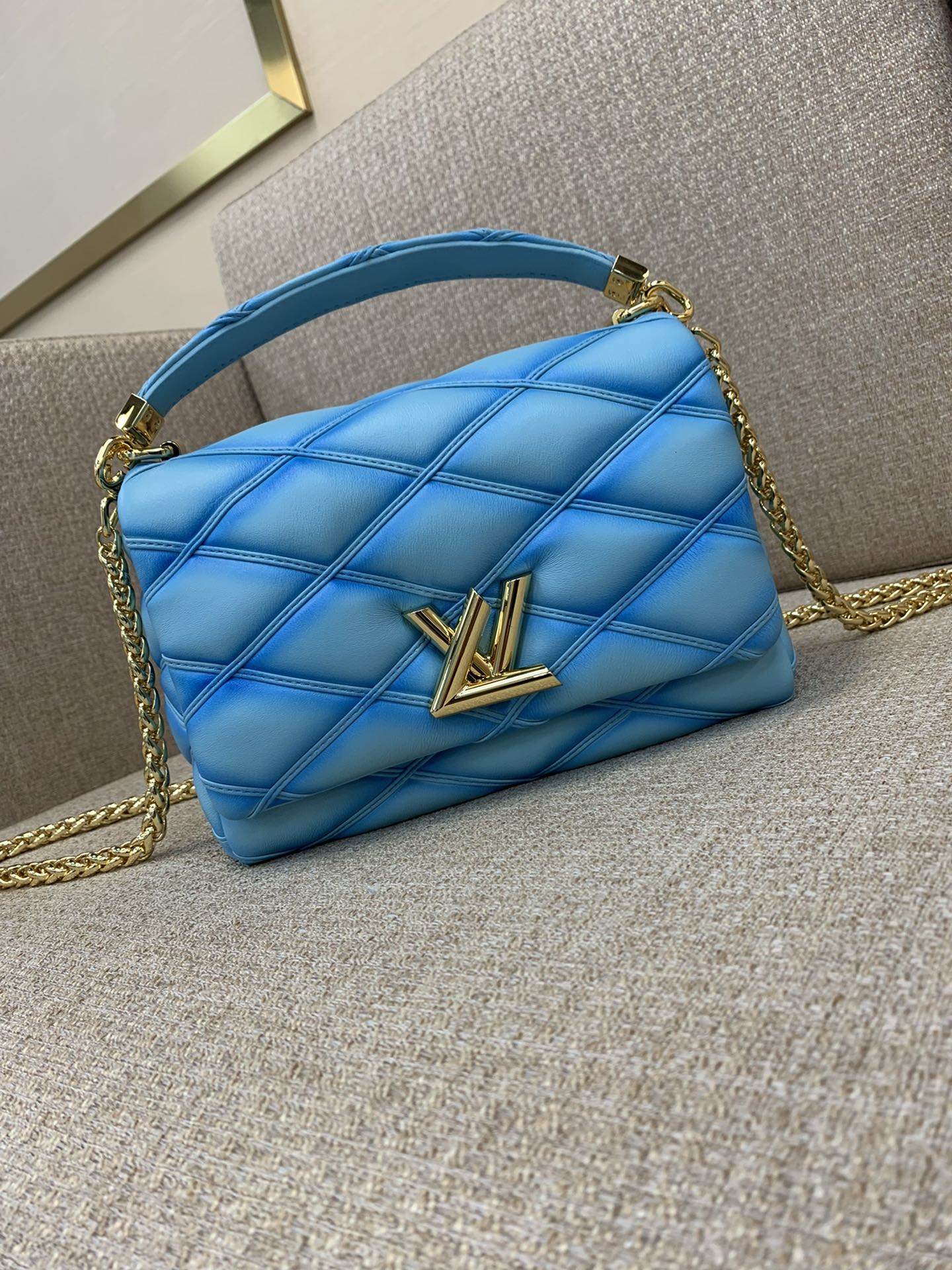 LV GO-14 미디엄 핸드백 퀼팅 다이아몬드 패턴 스모키 파스텔 컬러 양가죽 LVT 트위스트 락 숄더 크로스바디 - 최상급 품질