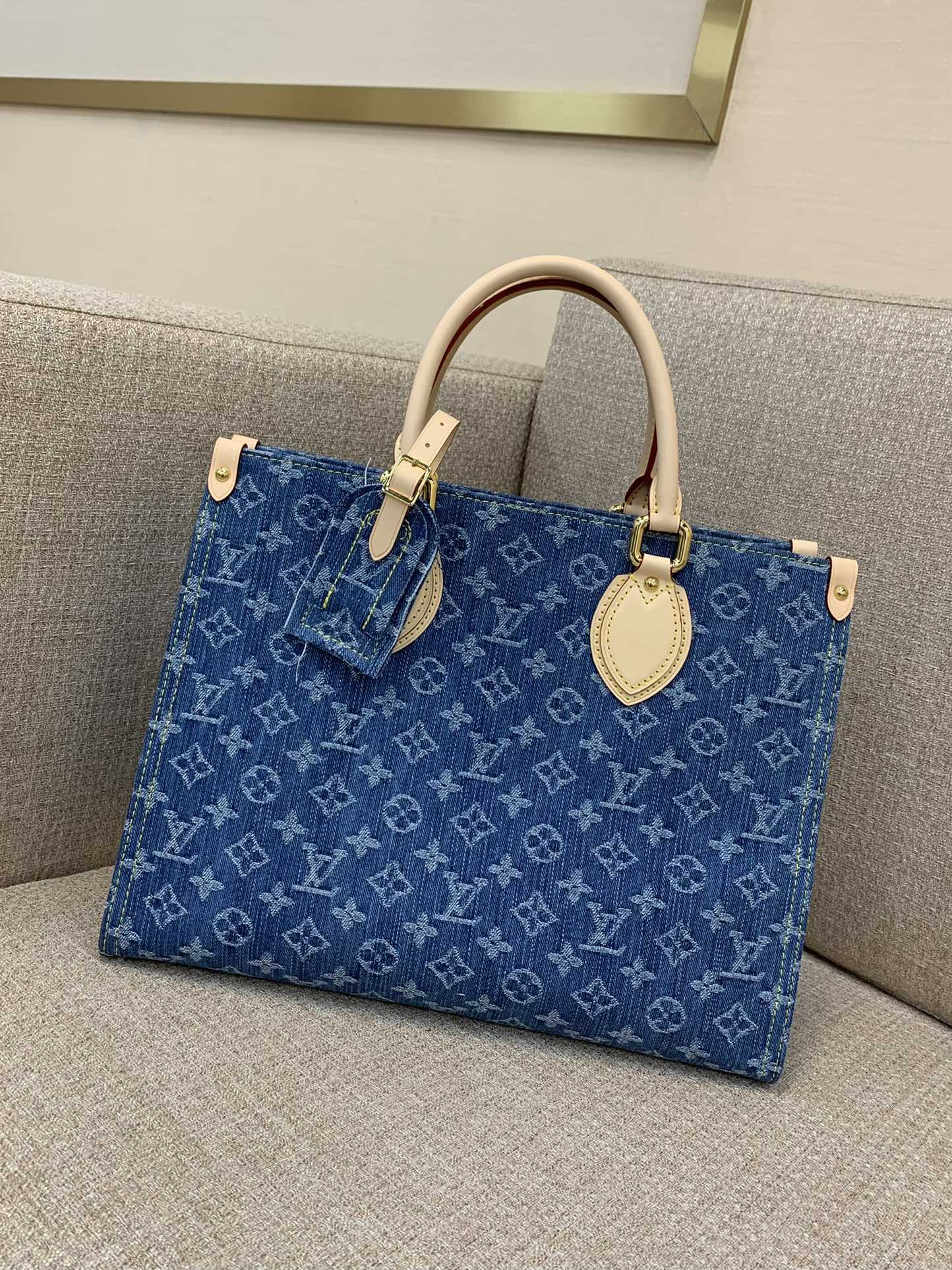 LV Onthego сярэдняя сумка-тоўт Monogram Denim палатно з ручкамі з скуры буйной рагатай жывёлы, змяшчае ноўтбук, некалькі спосабаў нашэння — найвышэйшая якасць