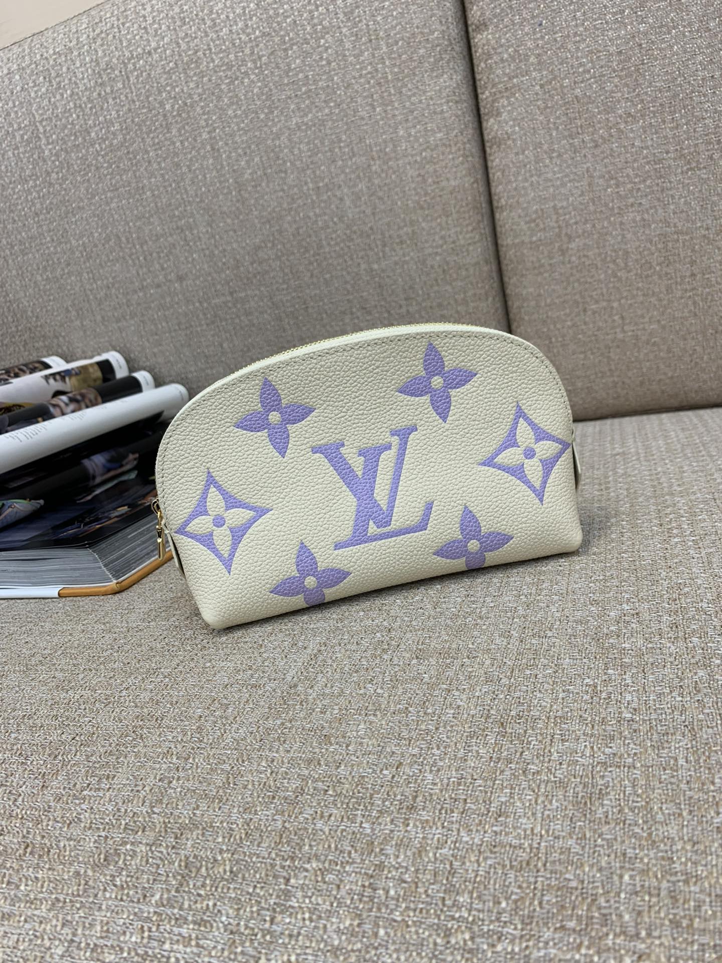 LV Pochette Cosmetique 스몰 파우치 Monogram Empreinte 가죽 엠보싱 플라워 세척 가능 안감 지퍼 내부 포켓 메이크업 정리 - 최상급 품질