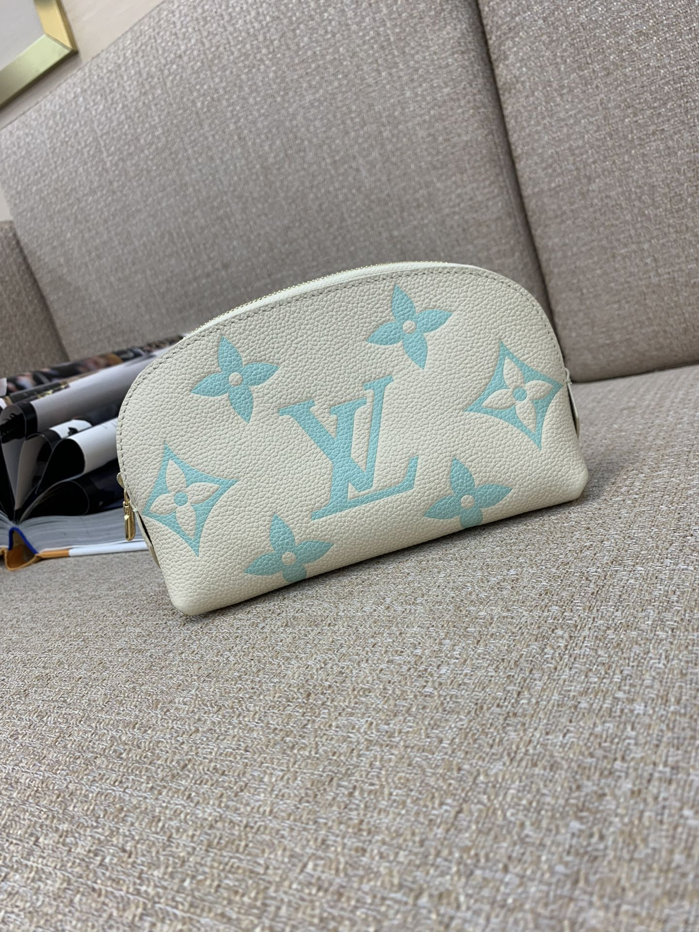 LV Pochette Cosmetique 스몰 파우치 Monogram Empreinte 가죽 엠보싱 플라워 워셔블 안감 지퍼 내부 포켓 메이크업 정리 - 최상급 품질