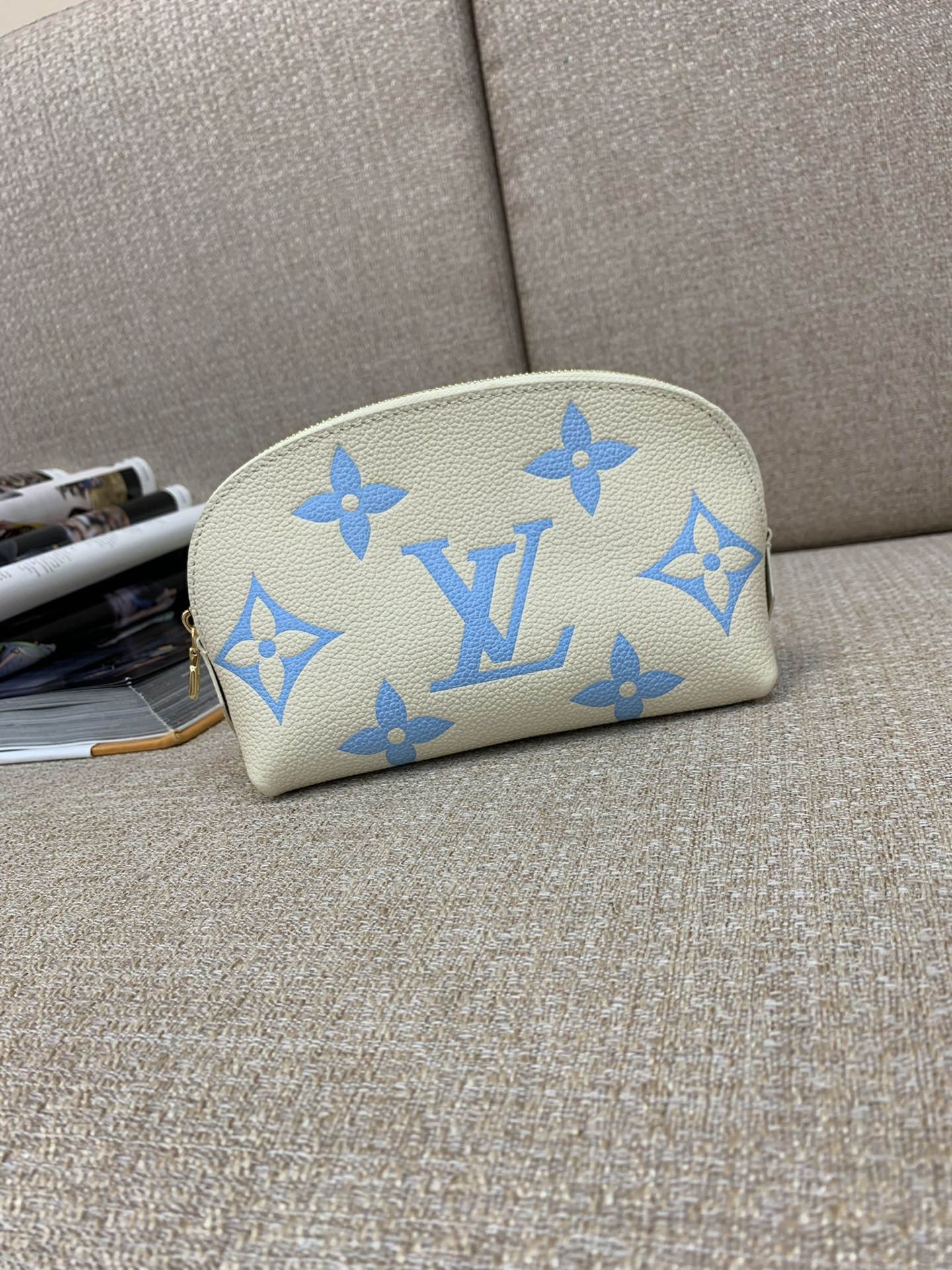 LV Pochette Cosmetique 스몰 파우치 Monogram Empreinte 가죽 엠보싱 플라워 워셔블 안감 지퍼 내부 포켓 메이크업 정리 - 최상급 품질