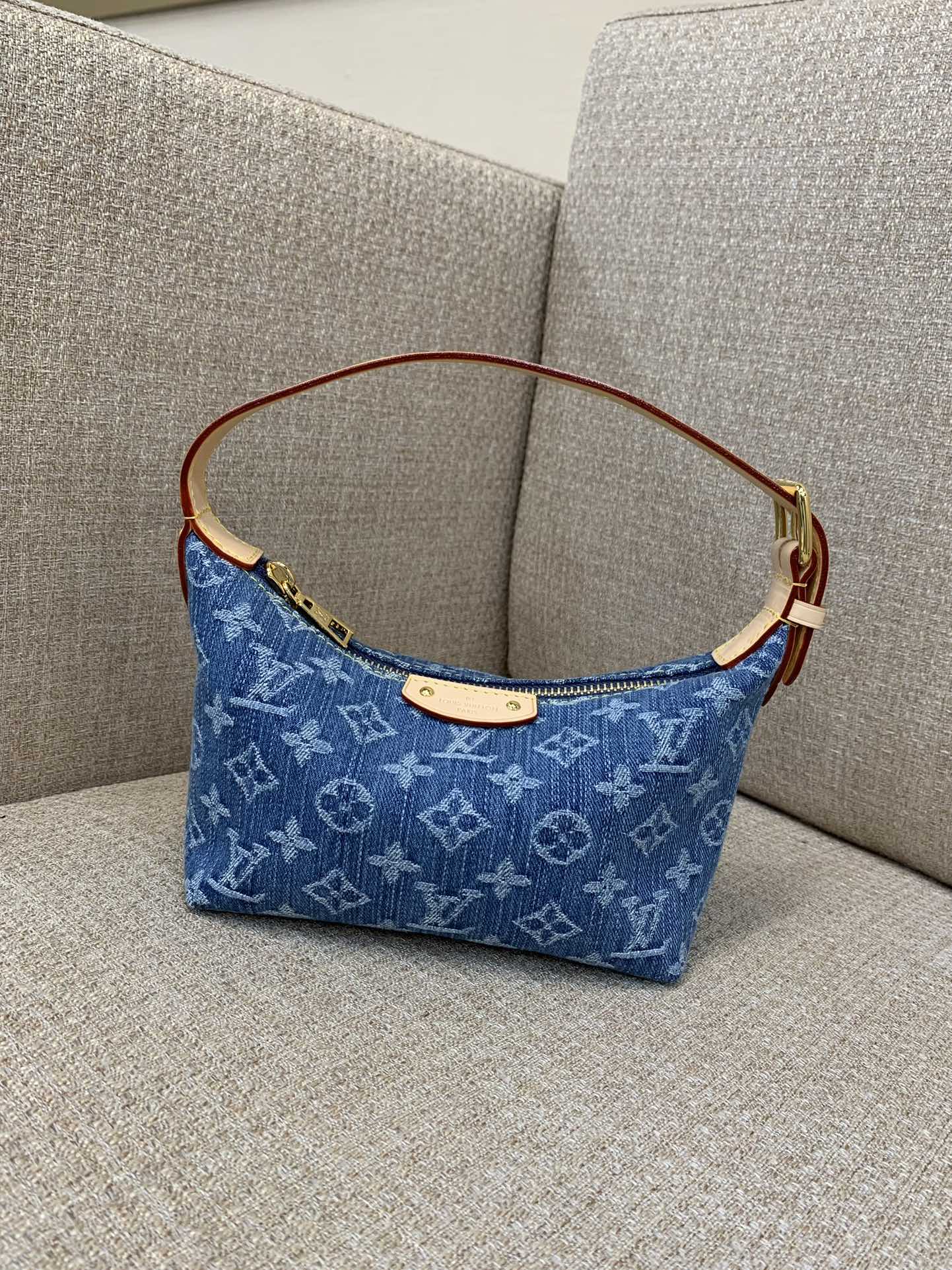 LV Hills Pochette клатч Monogram Denim палатно з эфектам пясочнай прамыўкі, рэгуляваны раменьчык, кароткі наплечны, міні-сумка — топ-якасць