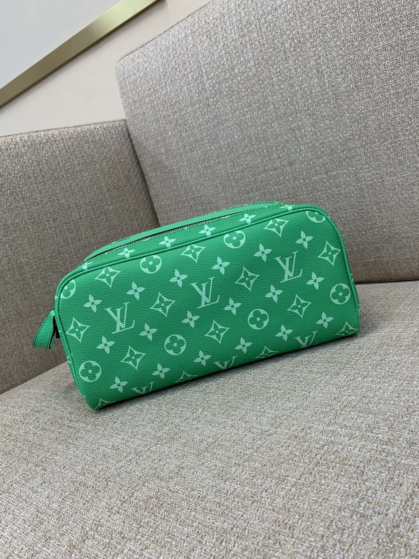 LV Dopp Kit トイレタリーポーチ Taïgaレザー Monogramキャンバス ダブルファスナー ハンドル バスルームフック トラベル収納-トップクオリティ