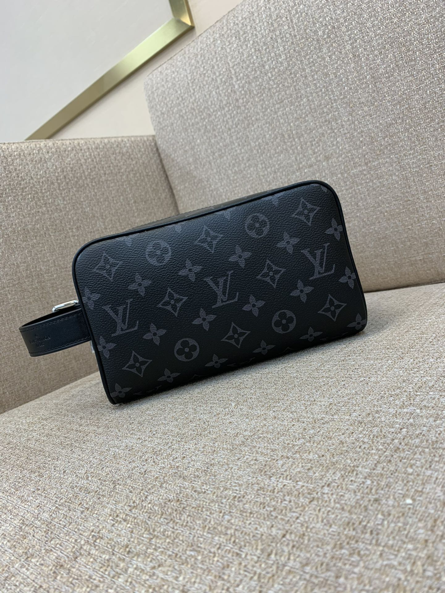 LV Locker Dopp Kit トラベルポーチ Monogram Eclipseキャンバス 洗えるライニング 調節可能なサイドハンドル トラベル収納-トップクオリティ