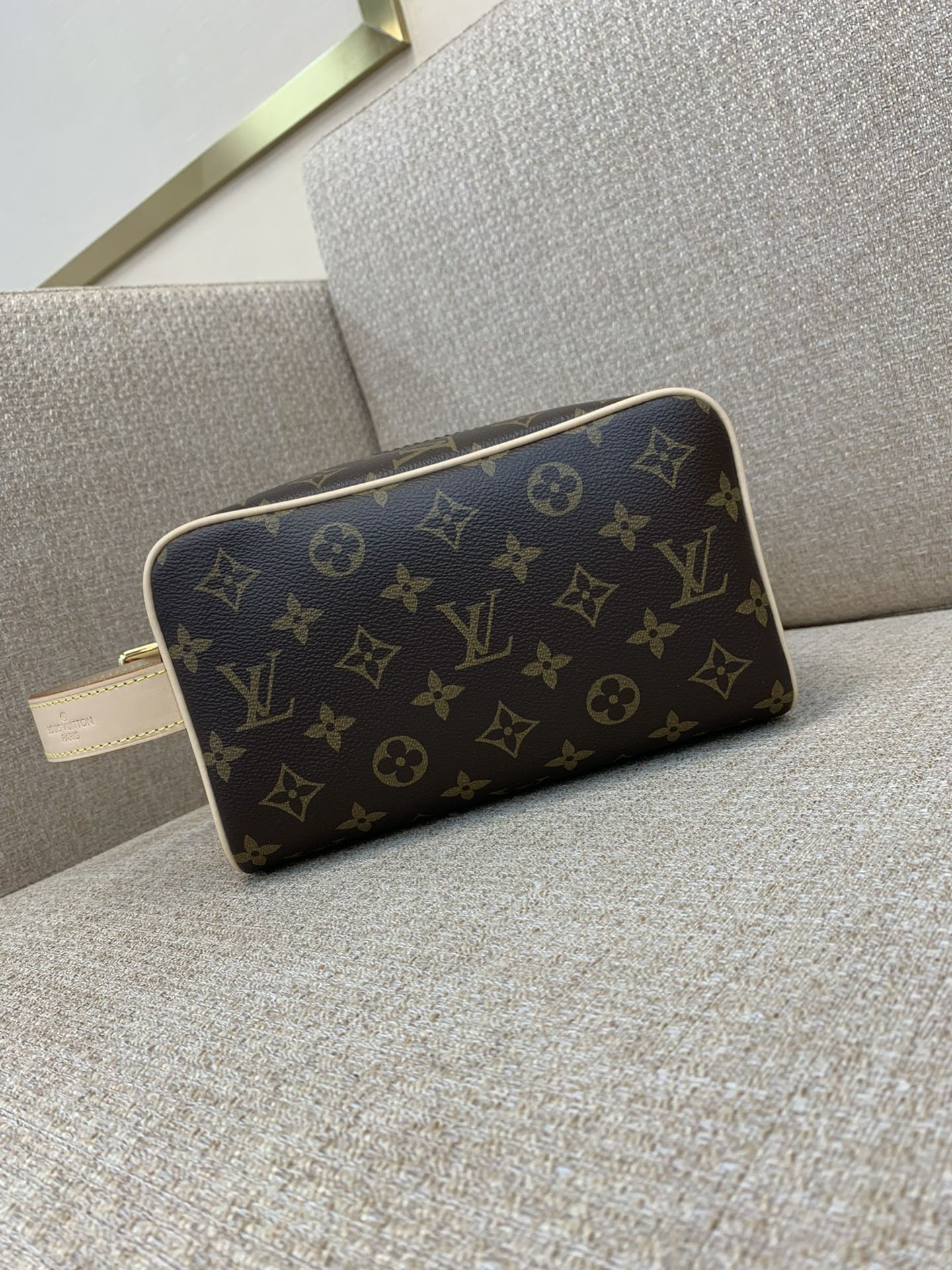 LV Locker Dopp Kit トイレタリーポーチ Monogram Eclipseキャンバス 洗えるライニング 調節可能なサイドハンドル トラベル収納-トップクオリティ