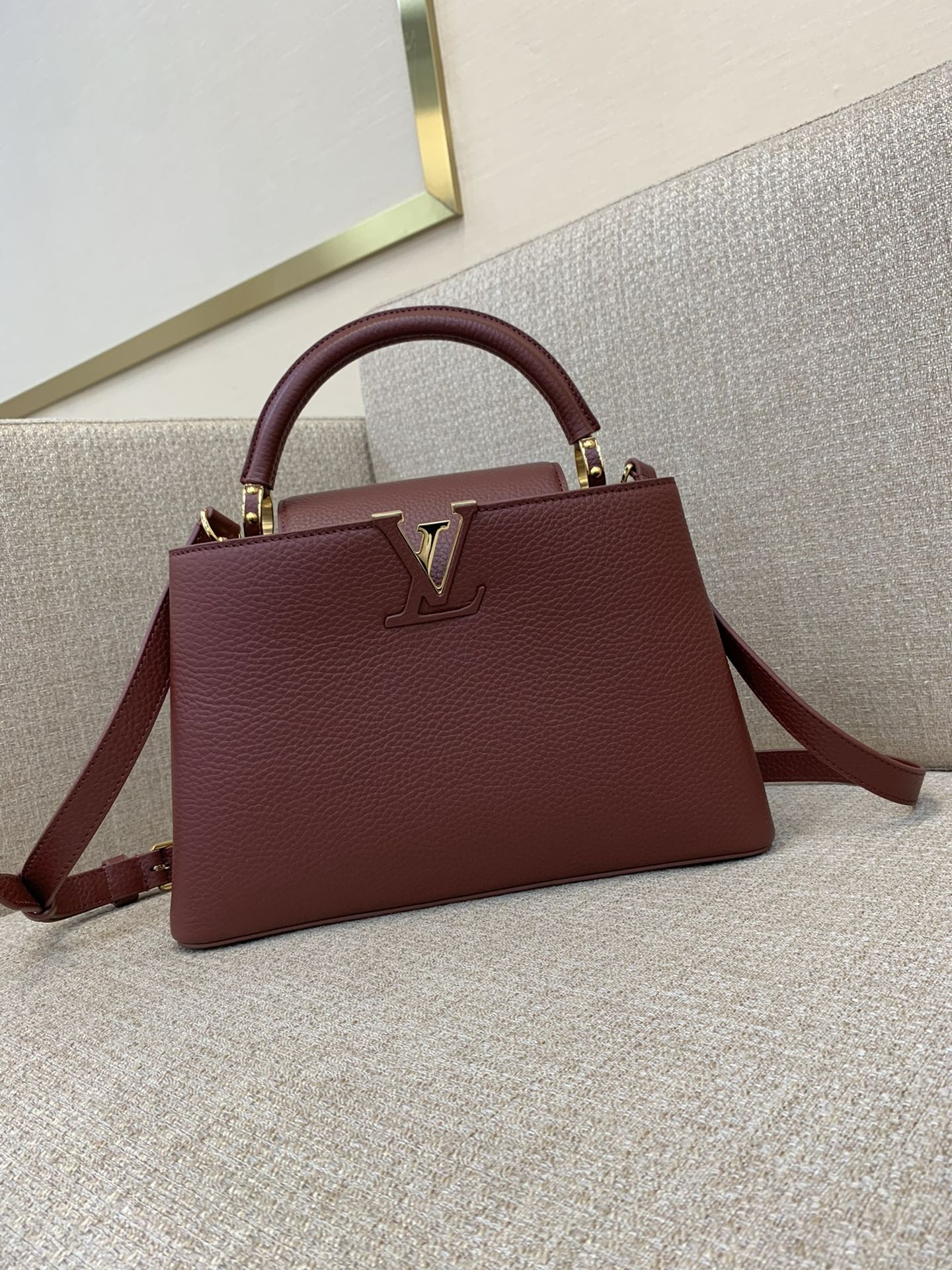 Sac à main LV Capucines taille moyenne, chaîne tressée, cadenas Monogram émaillé, cuir bicolore, porté main ou épaule - qualité supérieure