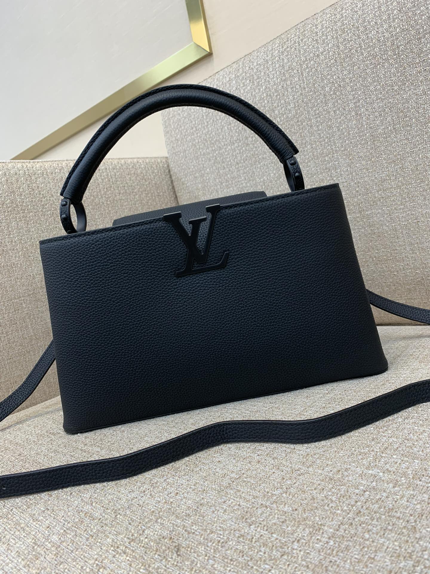 LV Capucines East West сярэдняя сумка скура матавая фурнітура гарызантальная канструкцыя рэгуляваны плецены ланцужок праз плячо і цераз цела — вышэйшая якасць