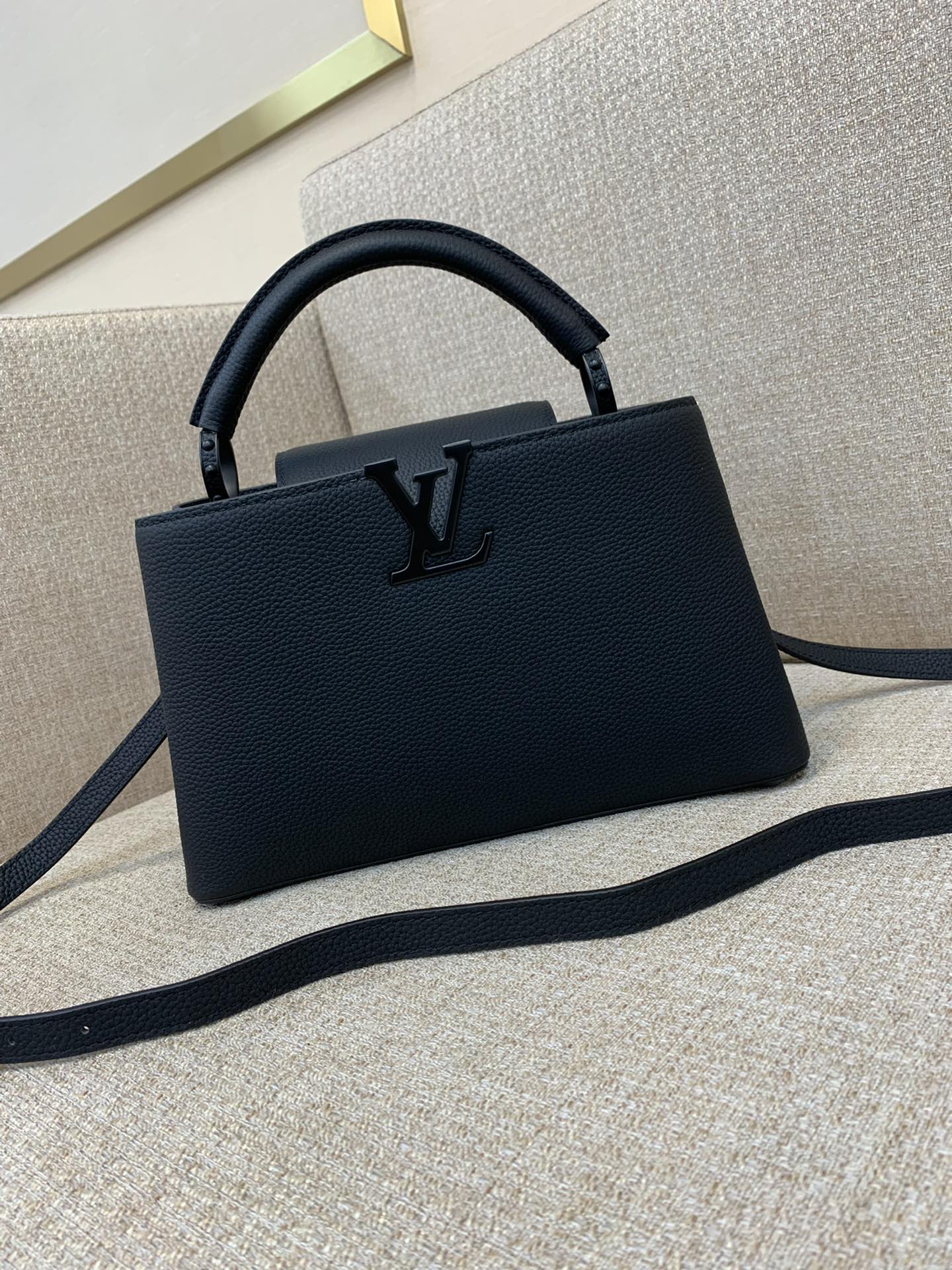 LV Capucines East West BB сумка скура буйной рагатай жывёлы матавыя металічныя элементы гарызантальная канструкцыя рэгуляваны плецены ланцужок праз плячо або праз цела - вышэйшая якасць
