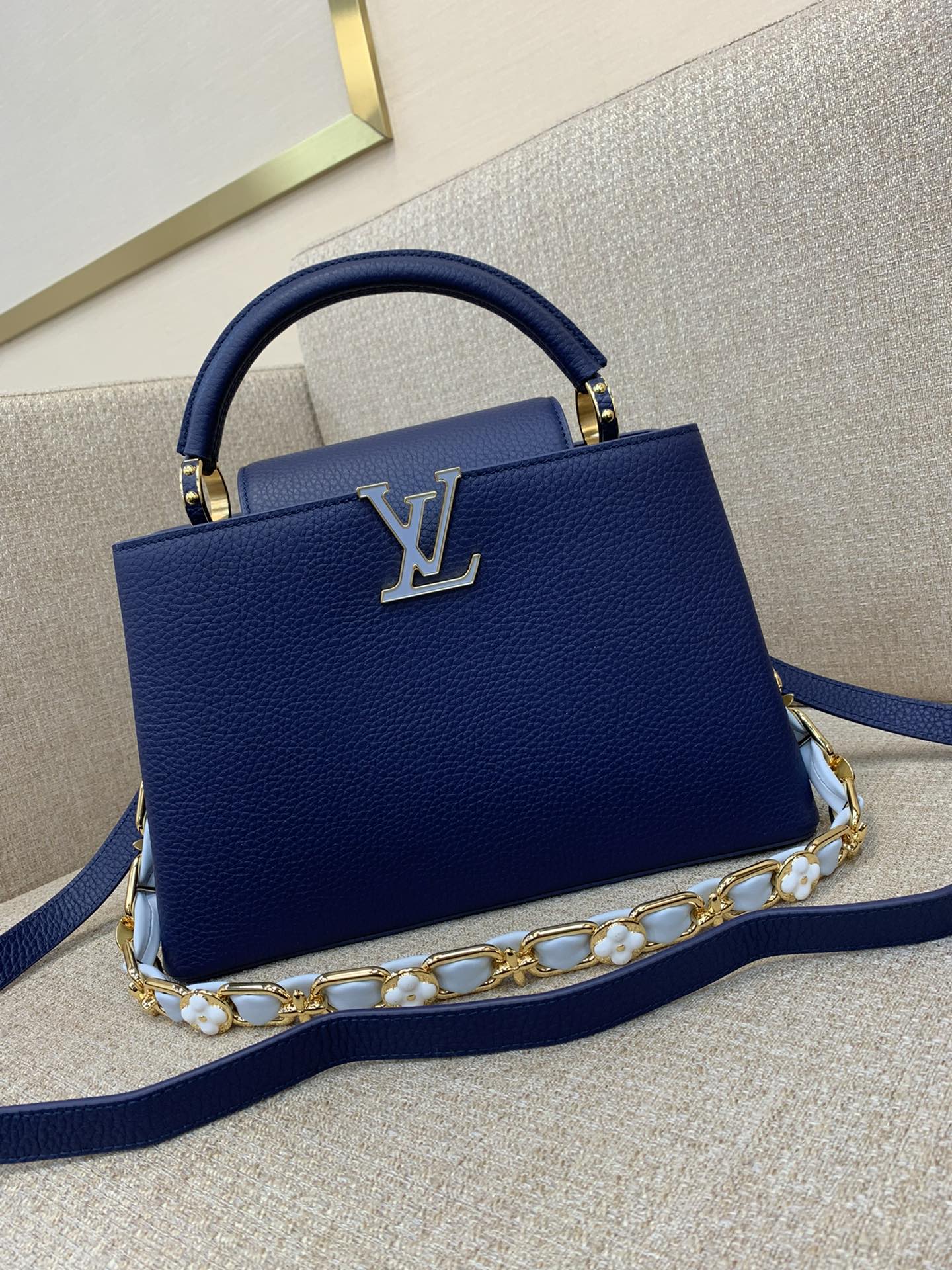 Sac à main LV Capucines moyen, chaîne tressée, cadenas Monogram émaillé, cuir bicolore, porté main ou épaule - Qualité supérieure
