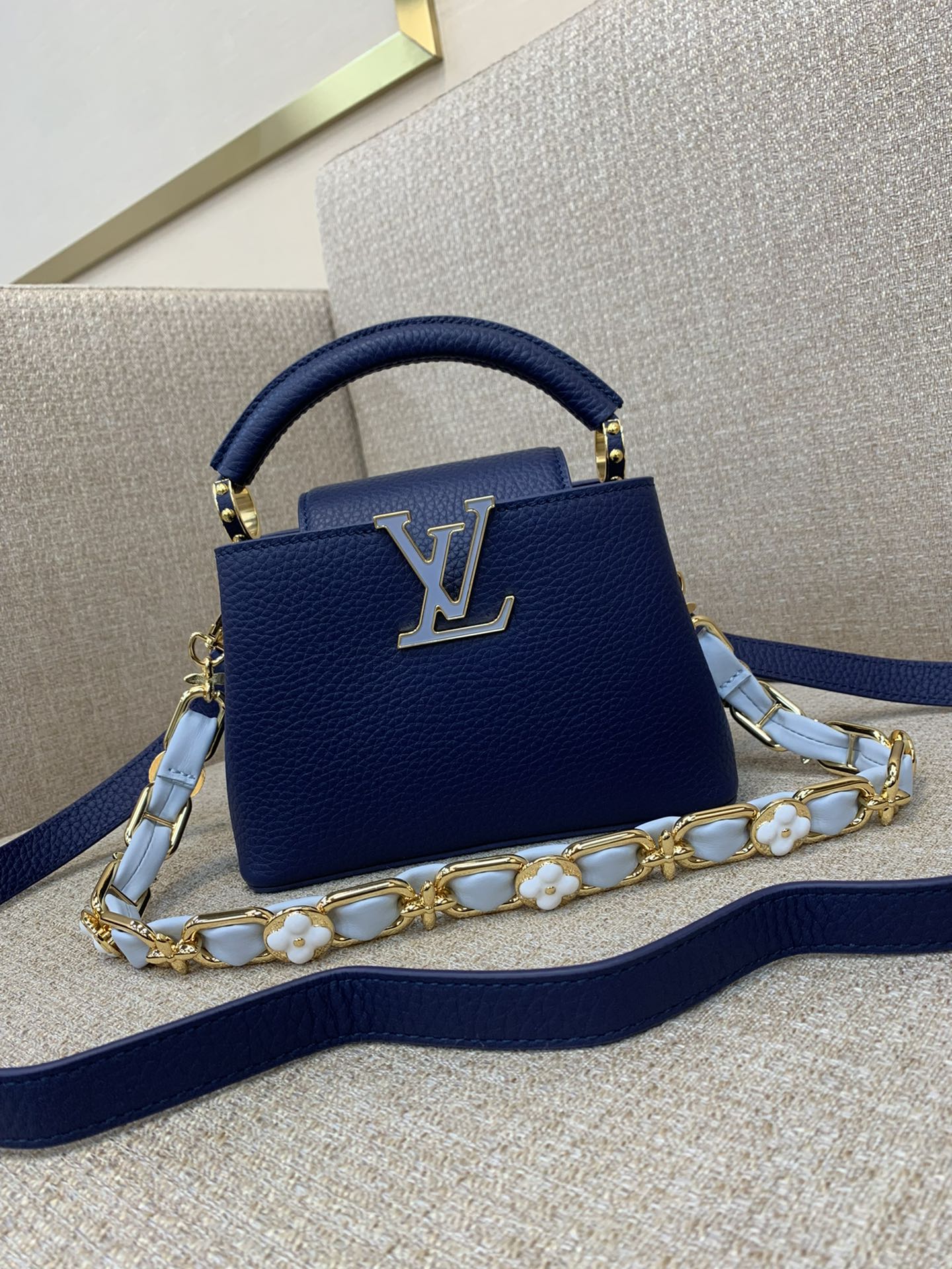LV Capucines ミニハンドバッグ 編み込みチェーン エナメルMonogram パドロック コンビカラーレザー ハンドバッグ・斜め掛け-トップクオリティ