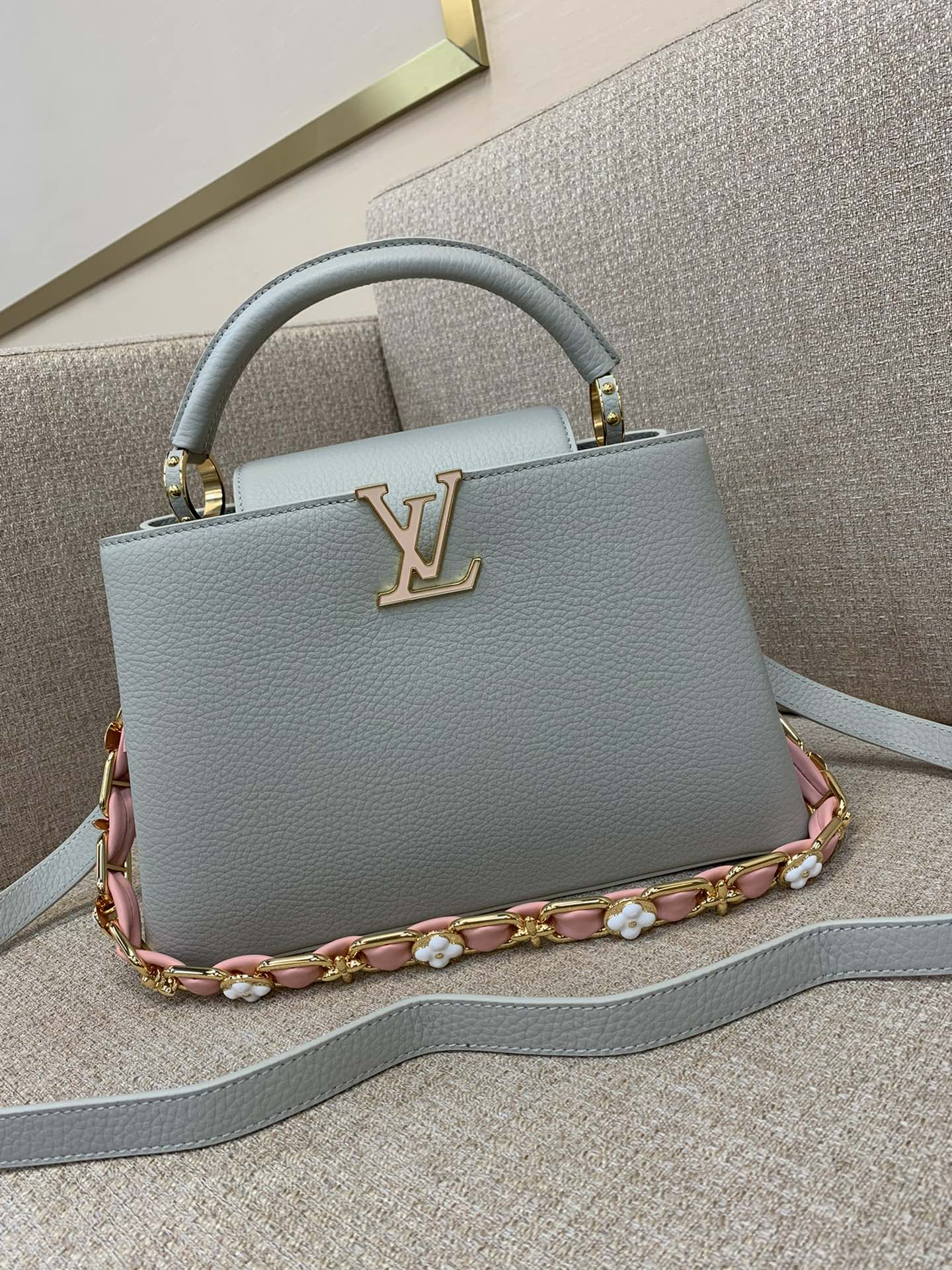 Sac à main LV Capucines moyen, chaîne tressée, cadenas Monogram émaillé, cuir bicolore, porté main ou épaule - qualité supérieure