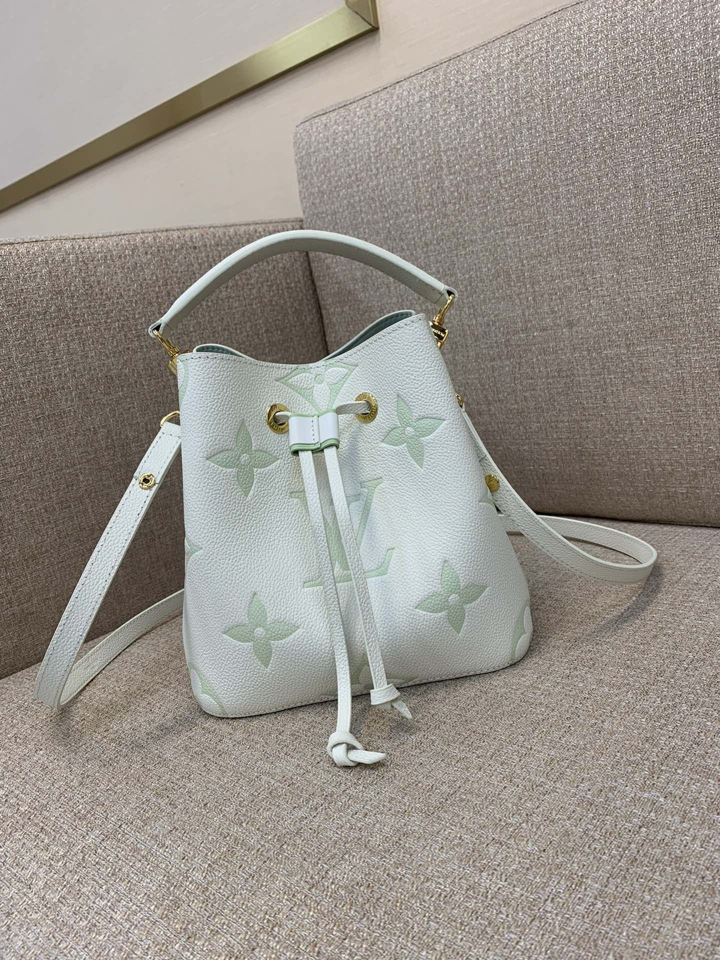 LV NéoNoé BB Bucket Bag Monogram Pattern Detachable Handle Shoulder Strap Hand Carry Elbow Carry Shoulder Carry - Top Quality