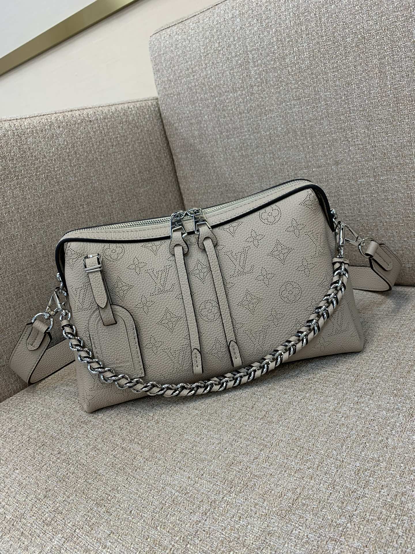 LV Hand It All petit sac Mahina cuir perforé effet tombant bandoulière amovible chaîne poignée épaule bandoulière porté main - qualité supérieure