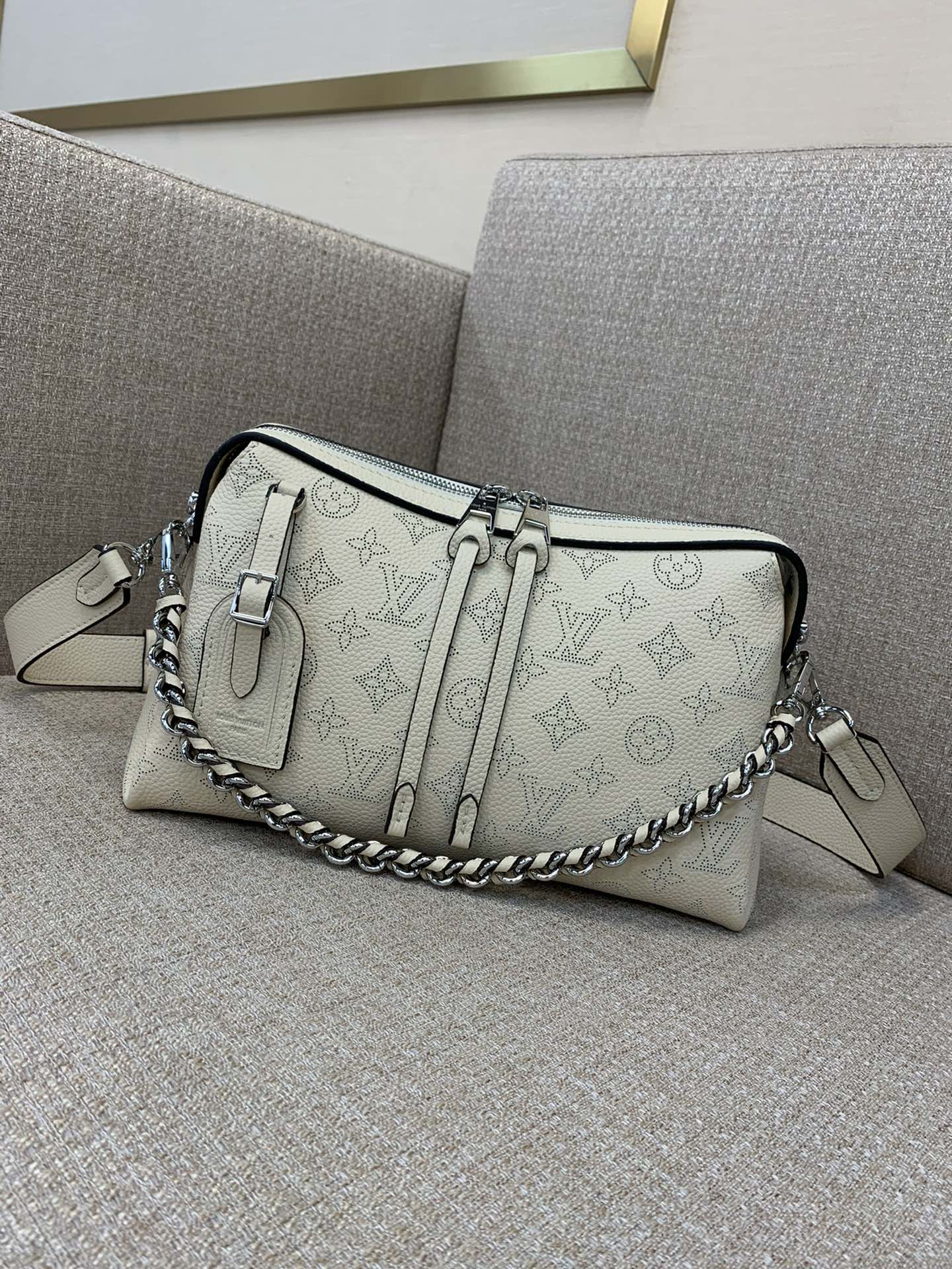 LV Hand It All petit sac en cuir perforé Mahina, texture tombante, bandoulière amovible, poignée chaîne, épaule, bandoulière, porté main - qualité supérieure