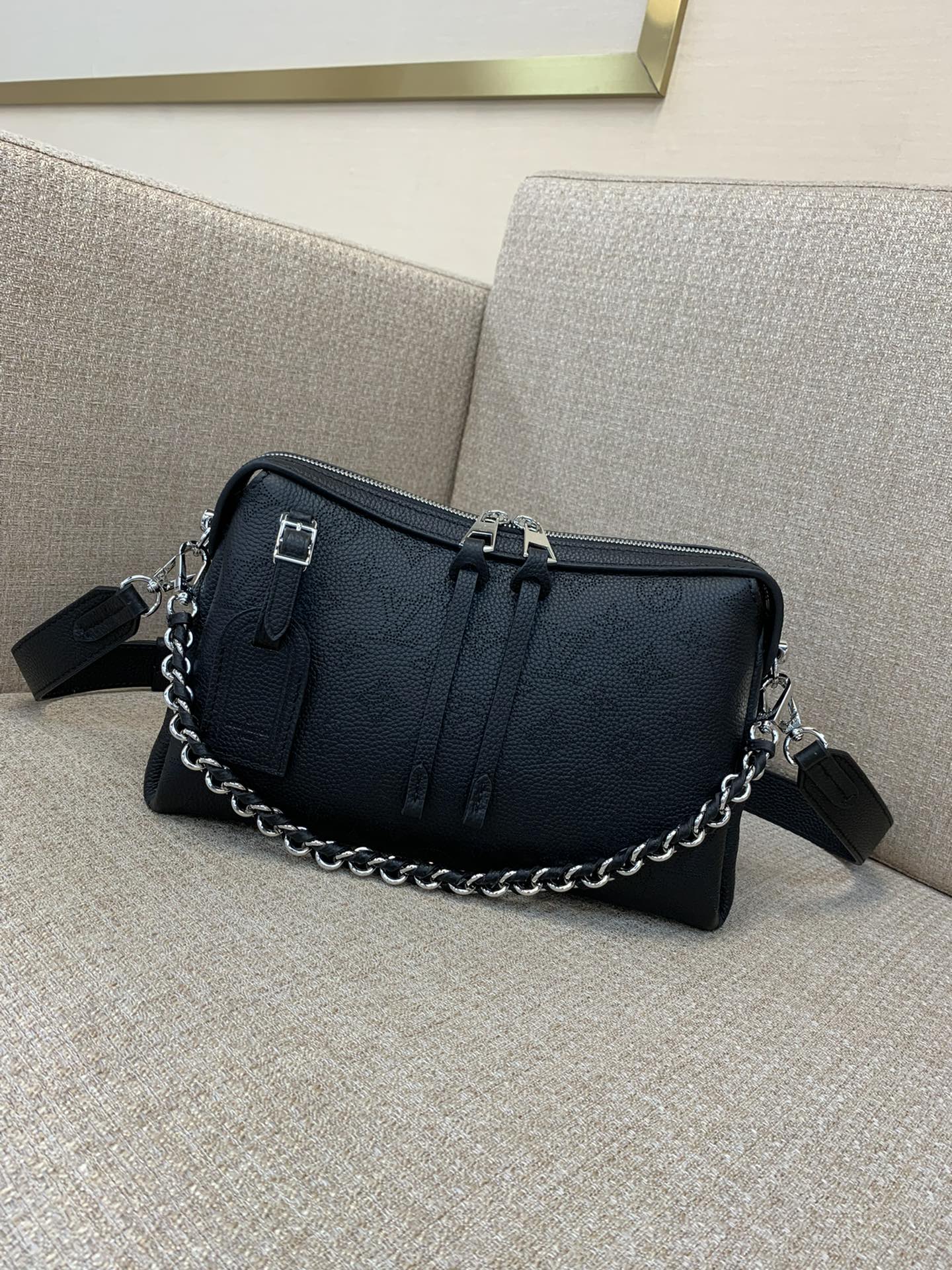 Sac à main LV Hand It All petit format en cuir perforé Mahina, effet tombant, bandoulière amovible, poignée chaîne, épaule, bandoulière, main - qualité supérieure