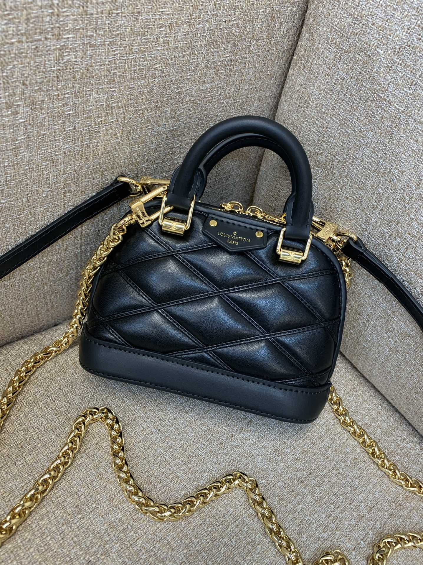 LV Nano Alma 핸드백 양가죽 퀼팅 Malletage 체인 핸들 탈착식 가죽 숄더 스트랩 미니 토트 크로스백 - 최상급 품질