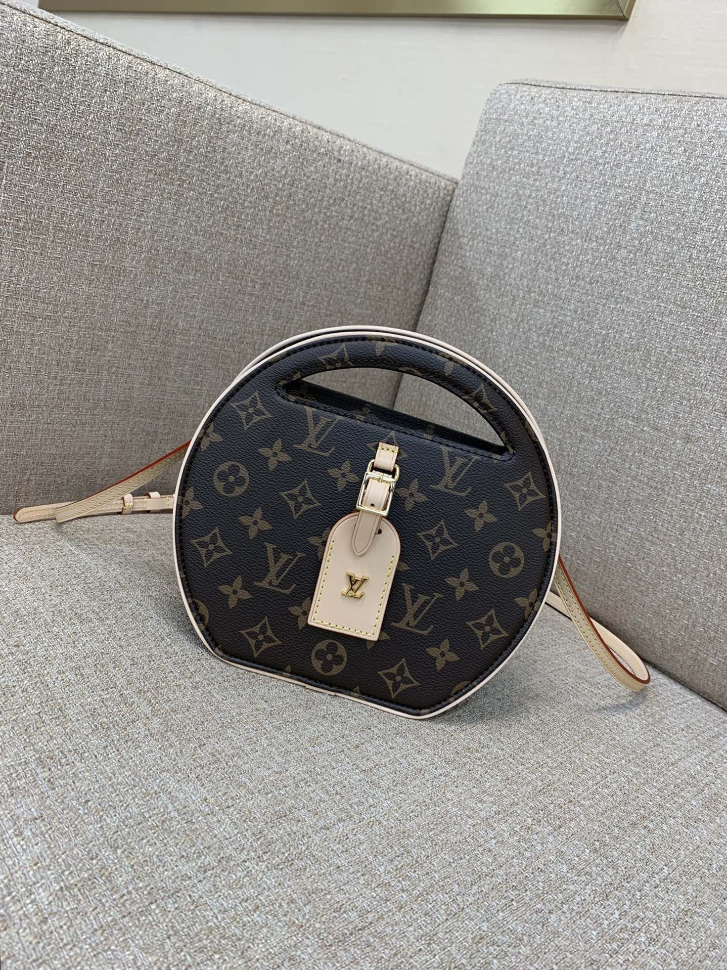 LV Alma BB 핸드백 패딩 양가죽 베이킹 효과 탑 핸들 탈착식 숄더 스트랩 자물쇠 키 파우치 토트 크로스백 - 최상급 품질